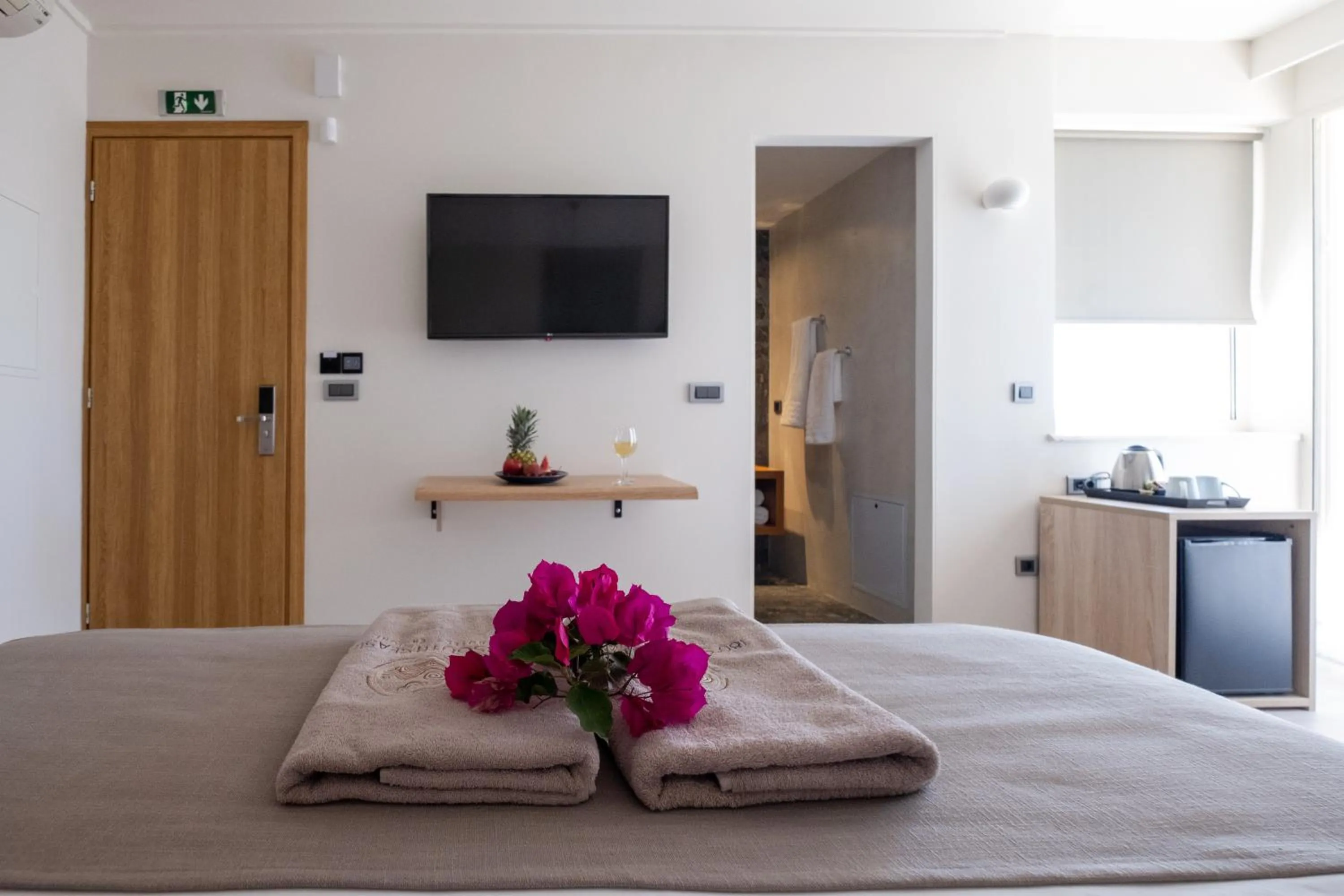 Bathroom, Bed in 180 South Seaside Hotel