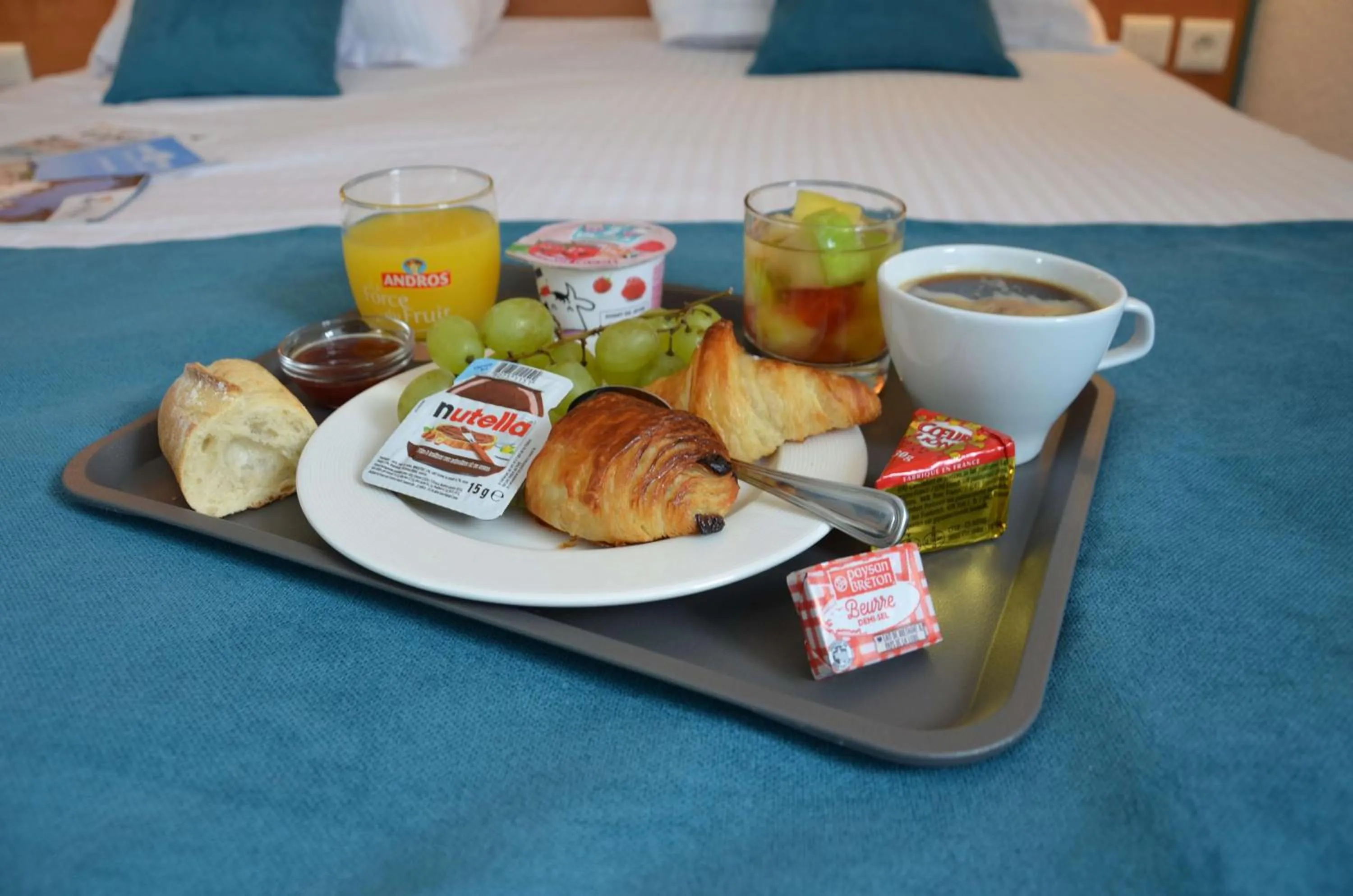 Food and drinks, Bed in BRIT HOTEL Caen Hérouville