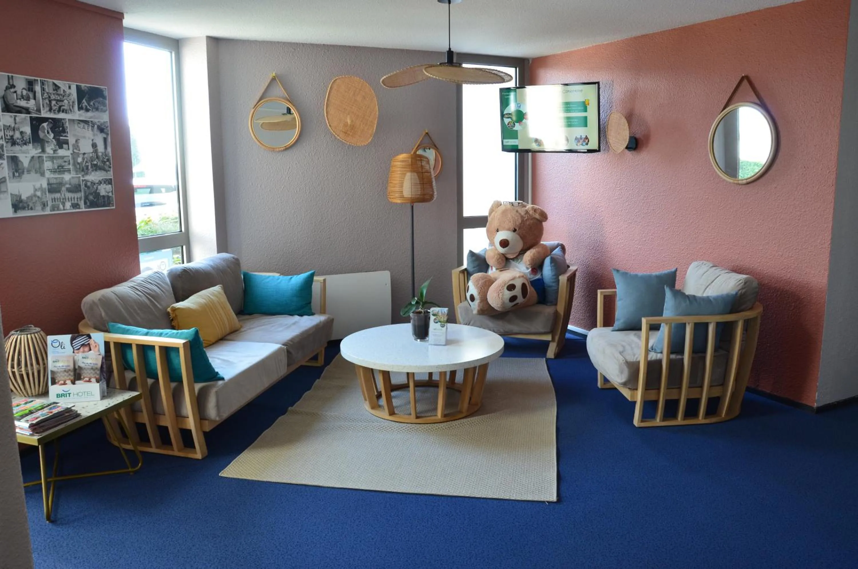 Communal lounge/ TV room in BRIT HOTEL Caen Hérouville