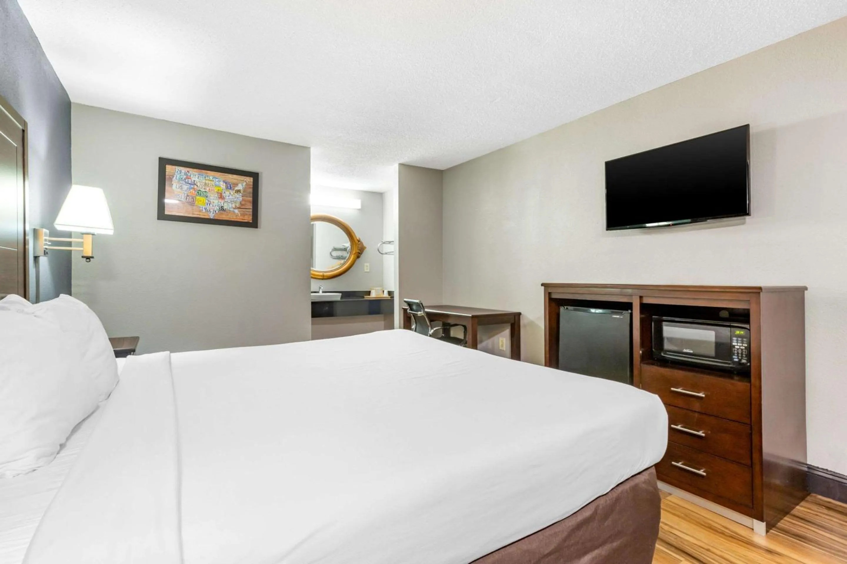 Photo of the whole room, Bed in Econo Lodge Rock Hill Northeast