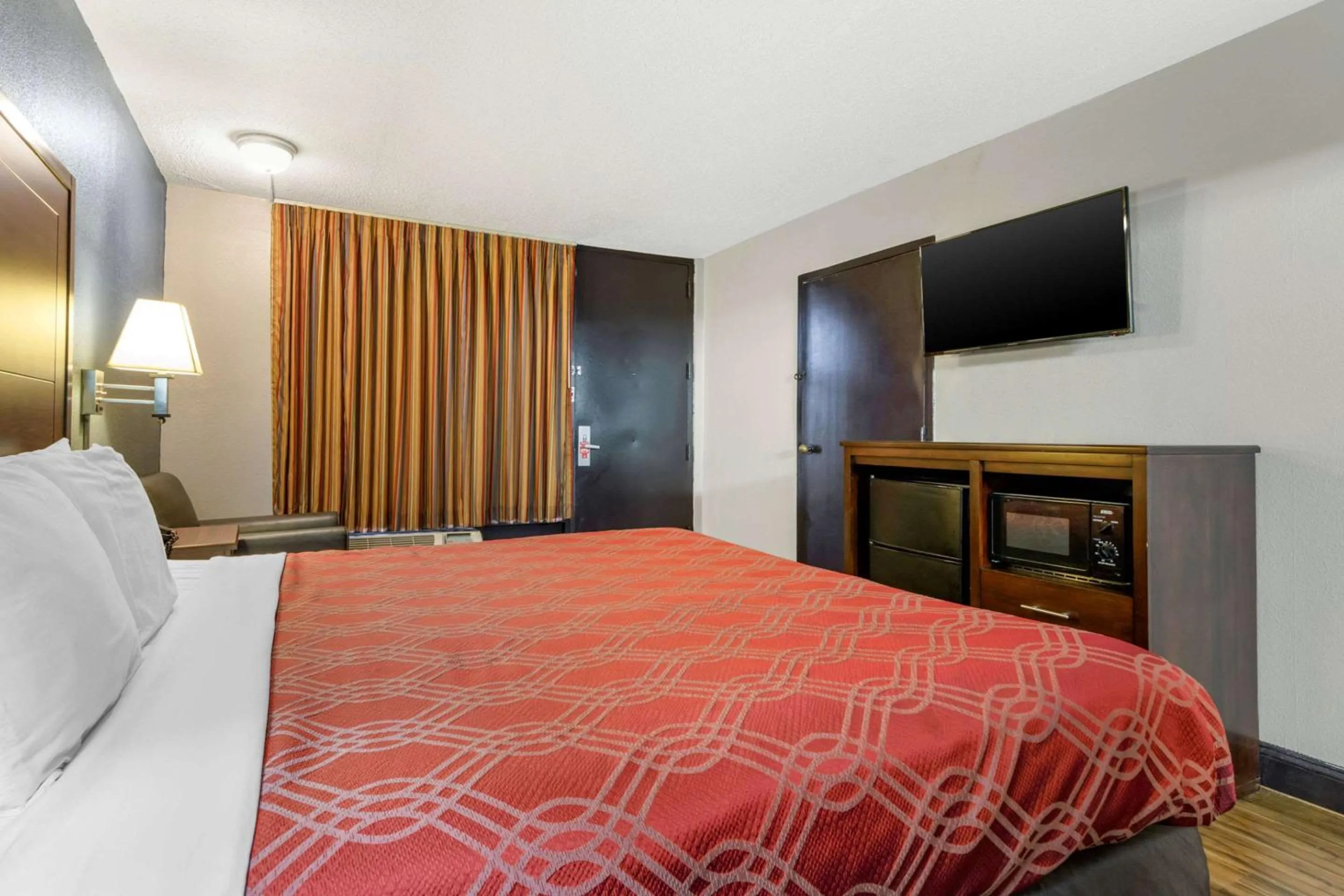 Photo of the whole room, Bed in Econo Lodge Rock Hill Northeast