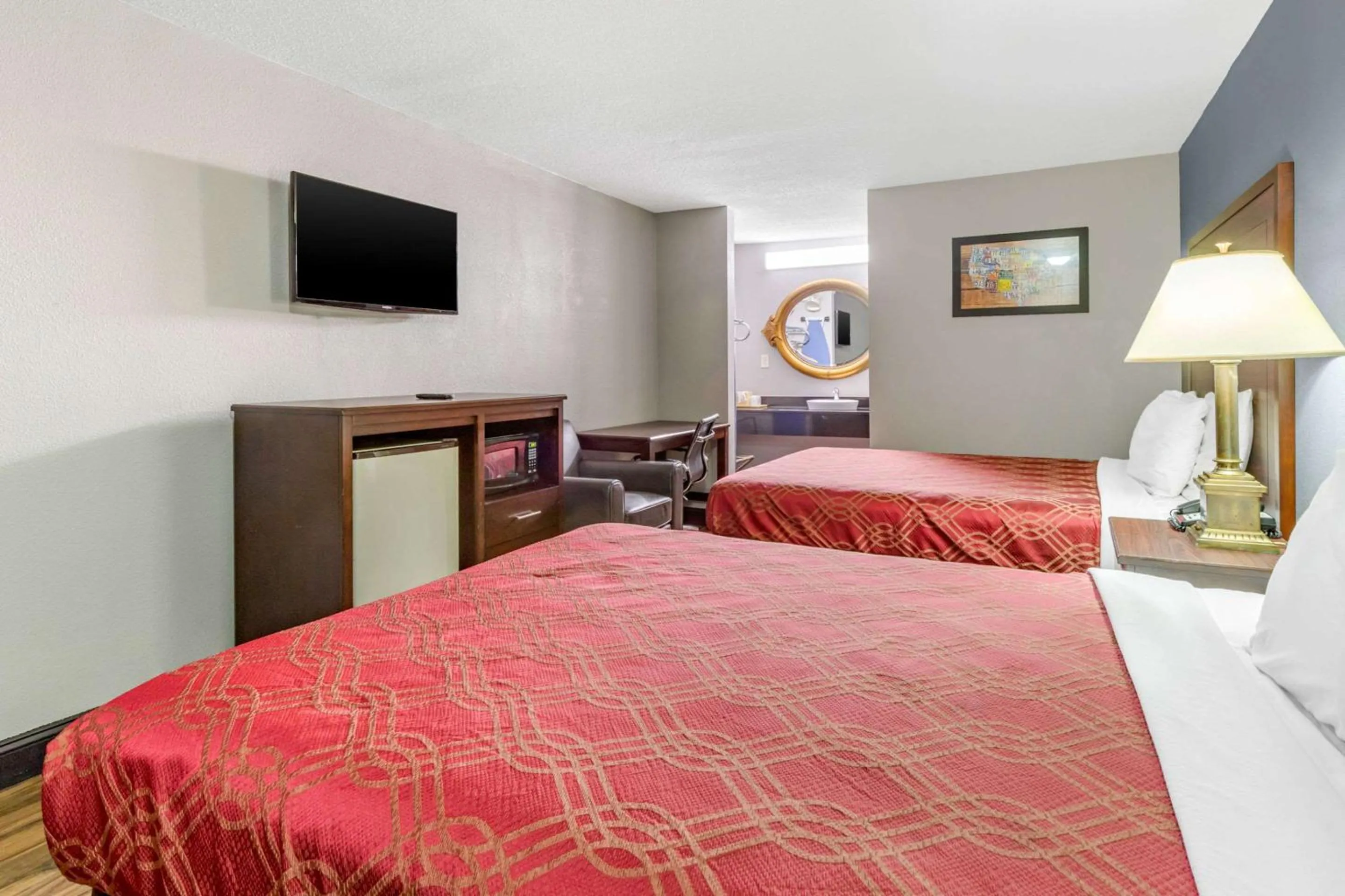 Photo of the whole room, Bed in Econo Lodge Rock Hill Northeast