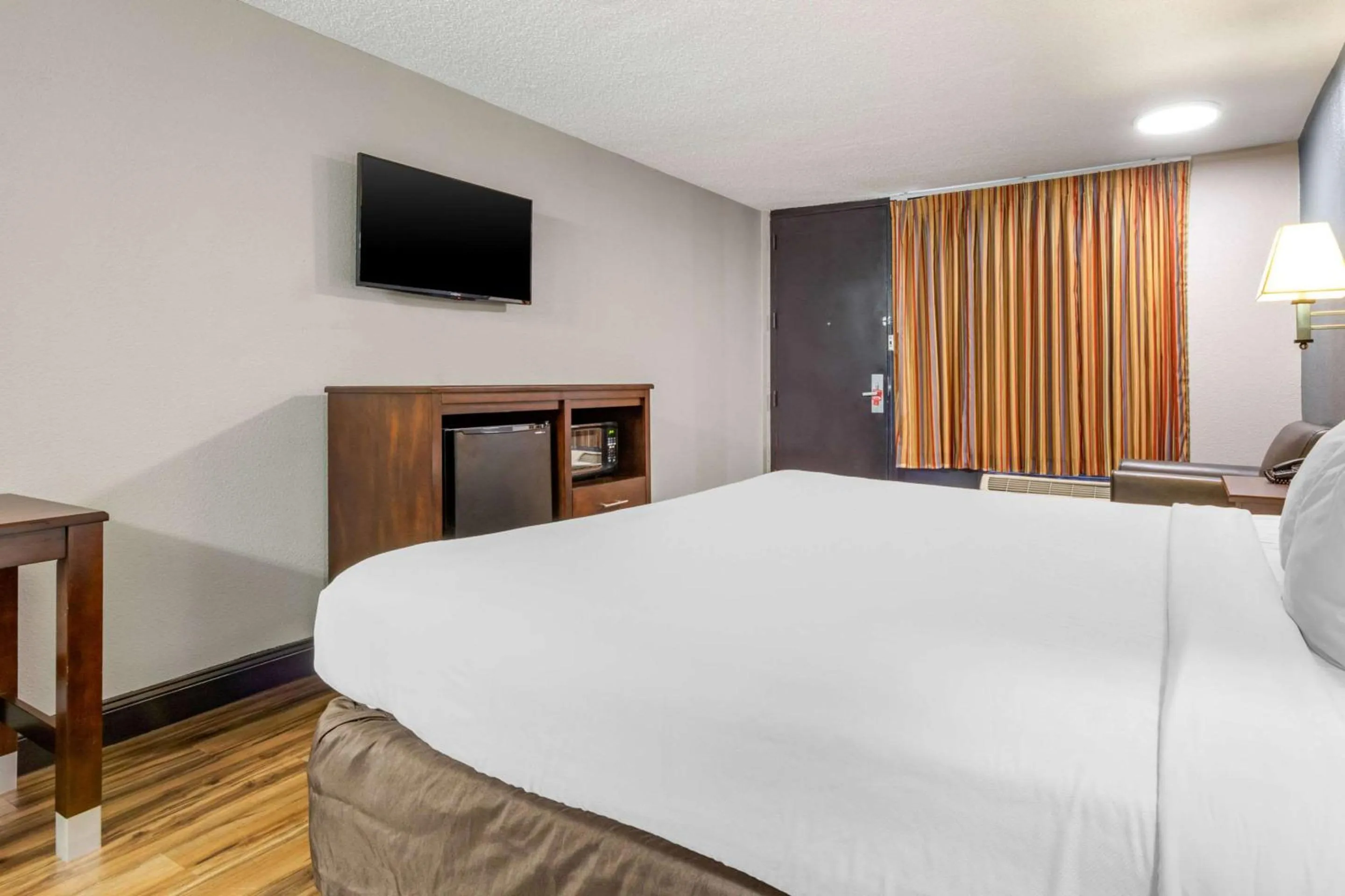 Photo of the whole room, Bed in Econo Lodge Rock Hill Northeast