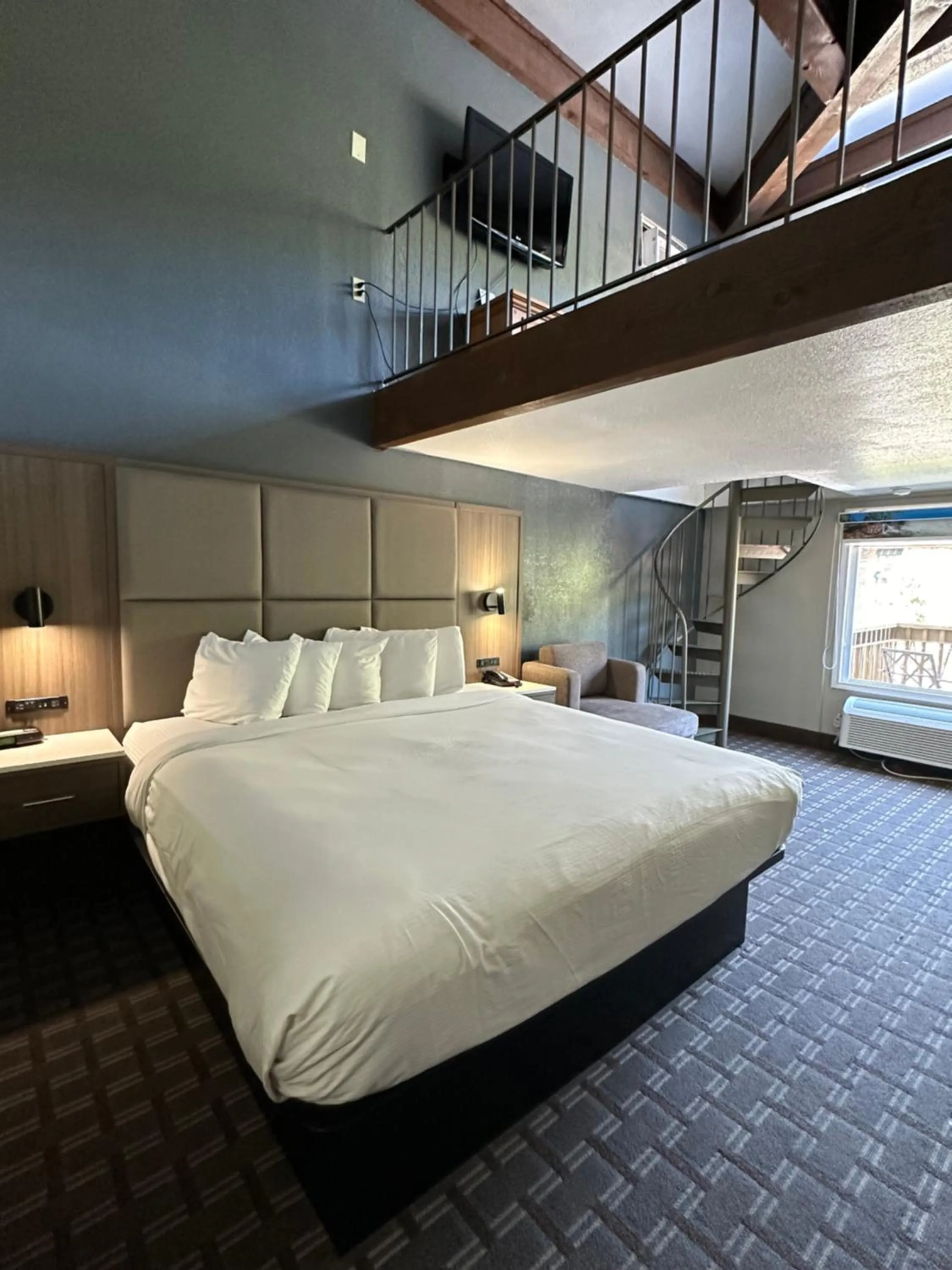 Bed in Days Inn & Suites by Wyndham Downtown Gatlinburg Parkway