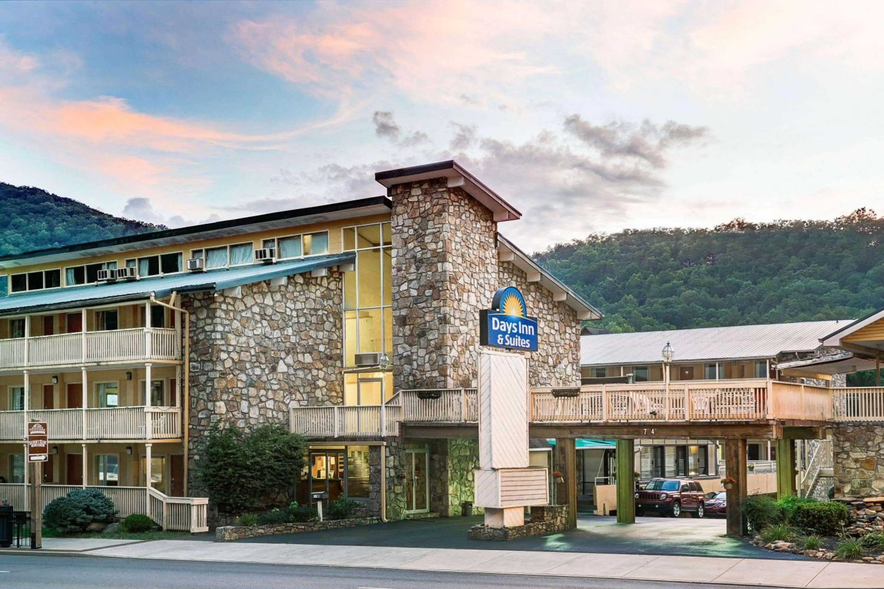 Property building in Days Inn & Suites by Wyndham Downtown Gatlinburg Parkway