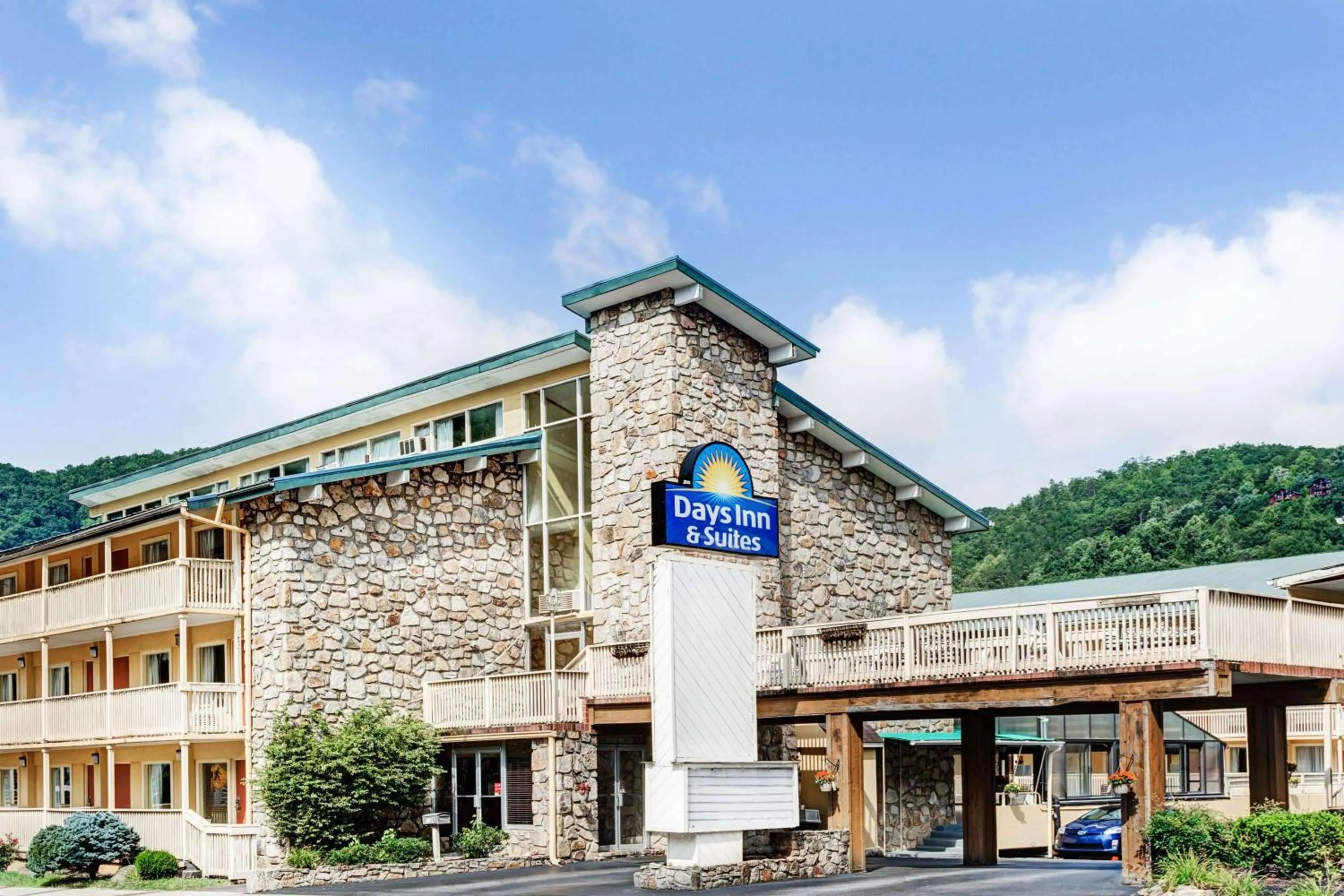 Property building in Days Inn & Suites by Wyndham Downtown Gatlinburg Parkway