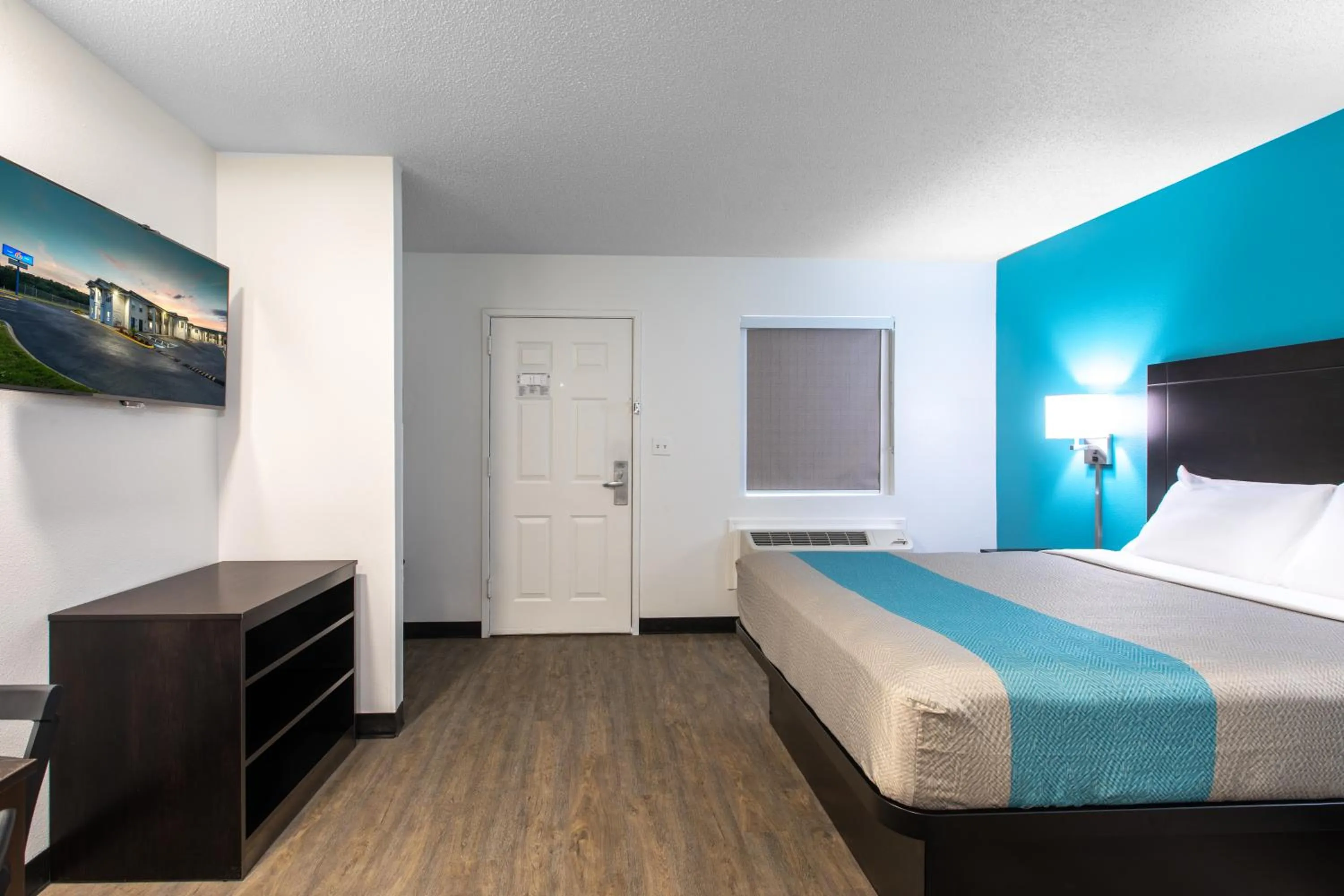 Bed in Motel 6-Greenville, SC - I-85 Near Downtown