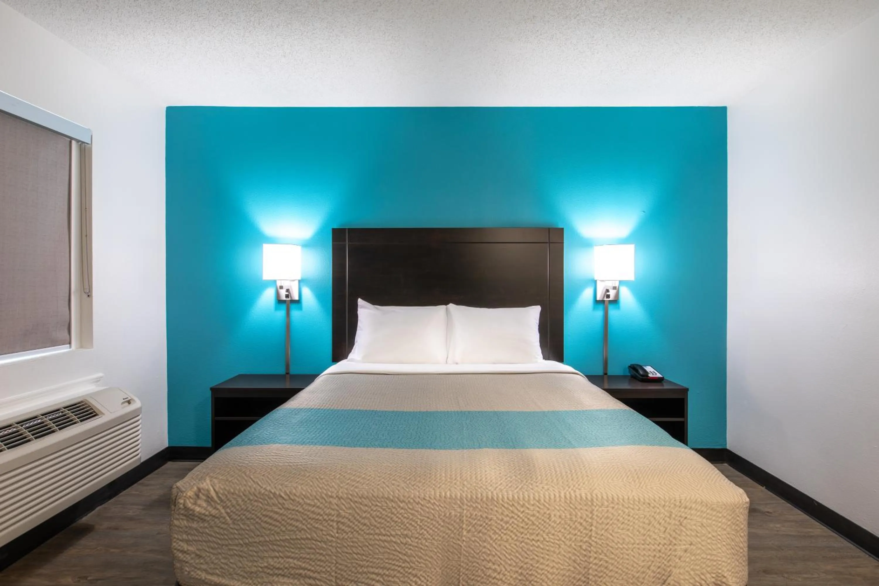 Bed in Motel 6-Greenville, SC - I-85 Near Downtown