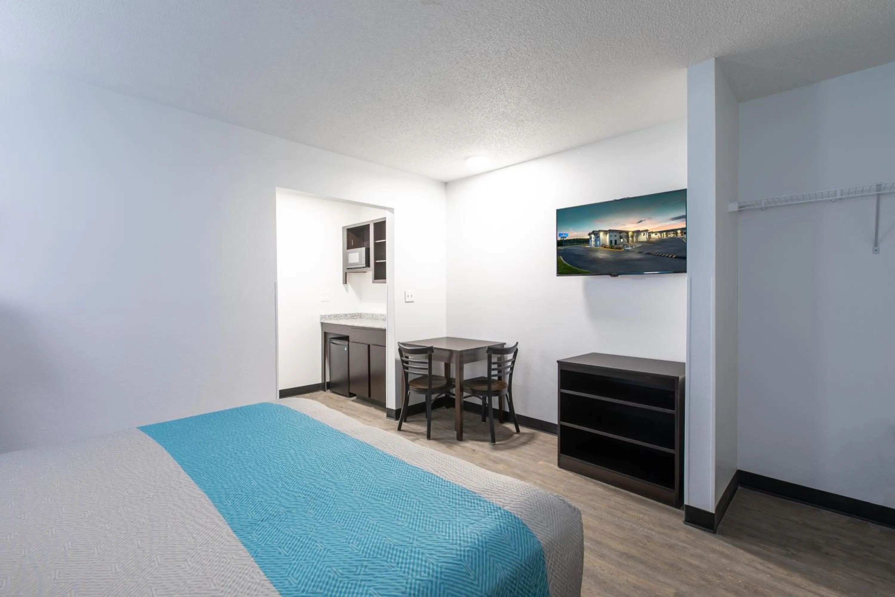 Bed in Motel 6-Greenville, SC - I-85 Near Downtown