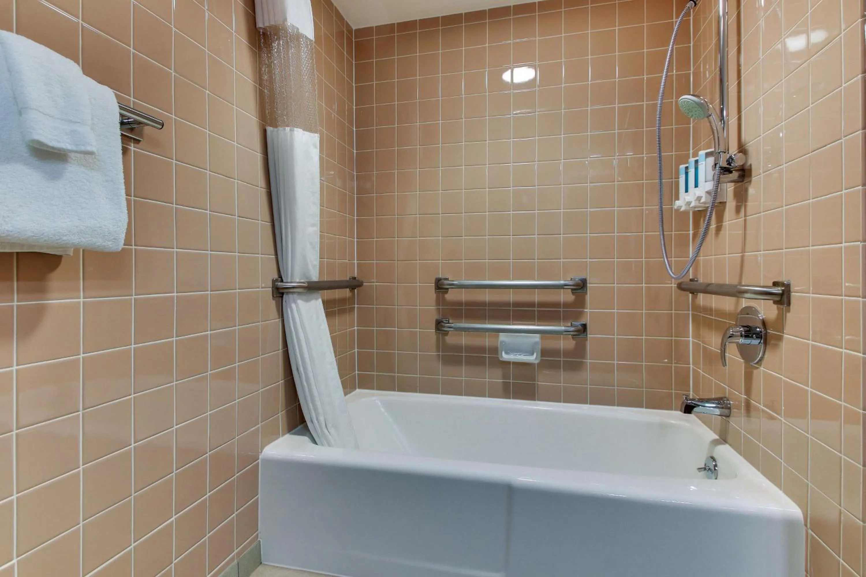 Bathroom in Pear Tree Inn St. Louis - Arnold