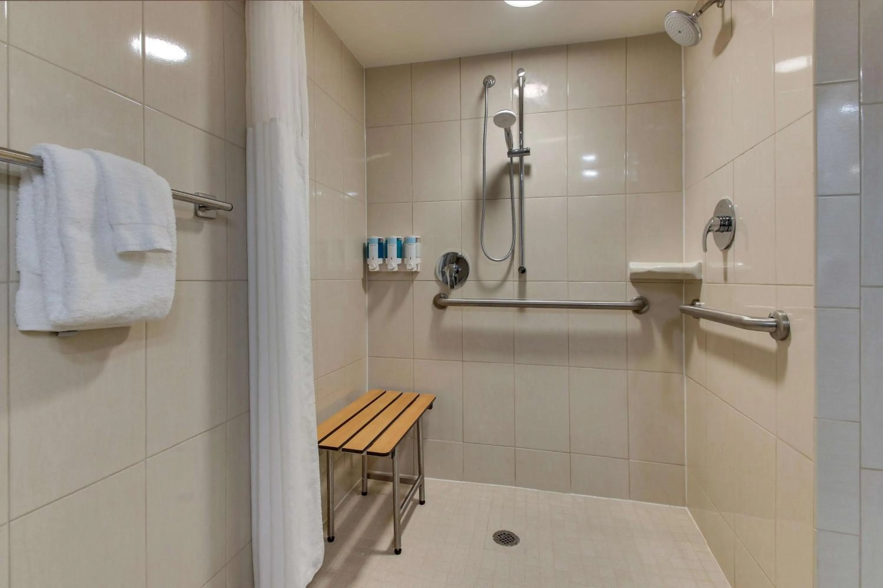 Bathroom in Pear Tree Inn St. Louis - Arnold