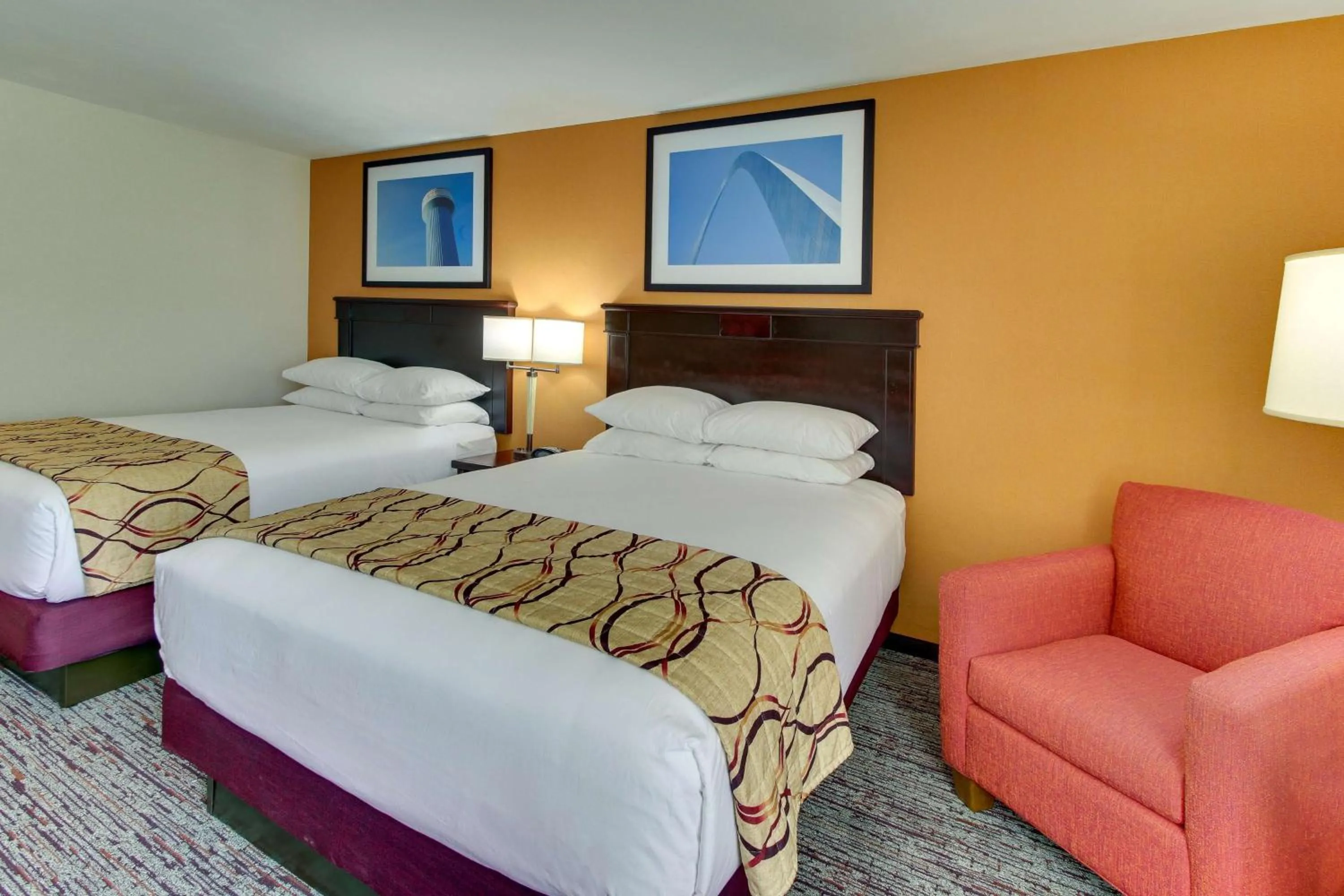 Photo of the whole room, Bed in Pear Tree Inn St. Louis - Arnold