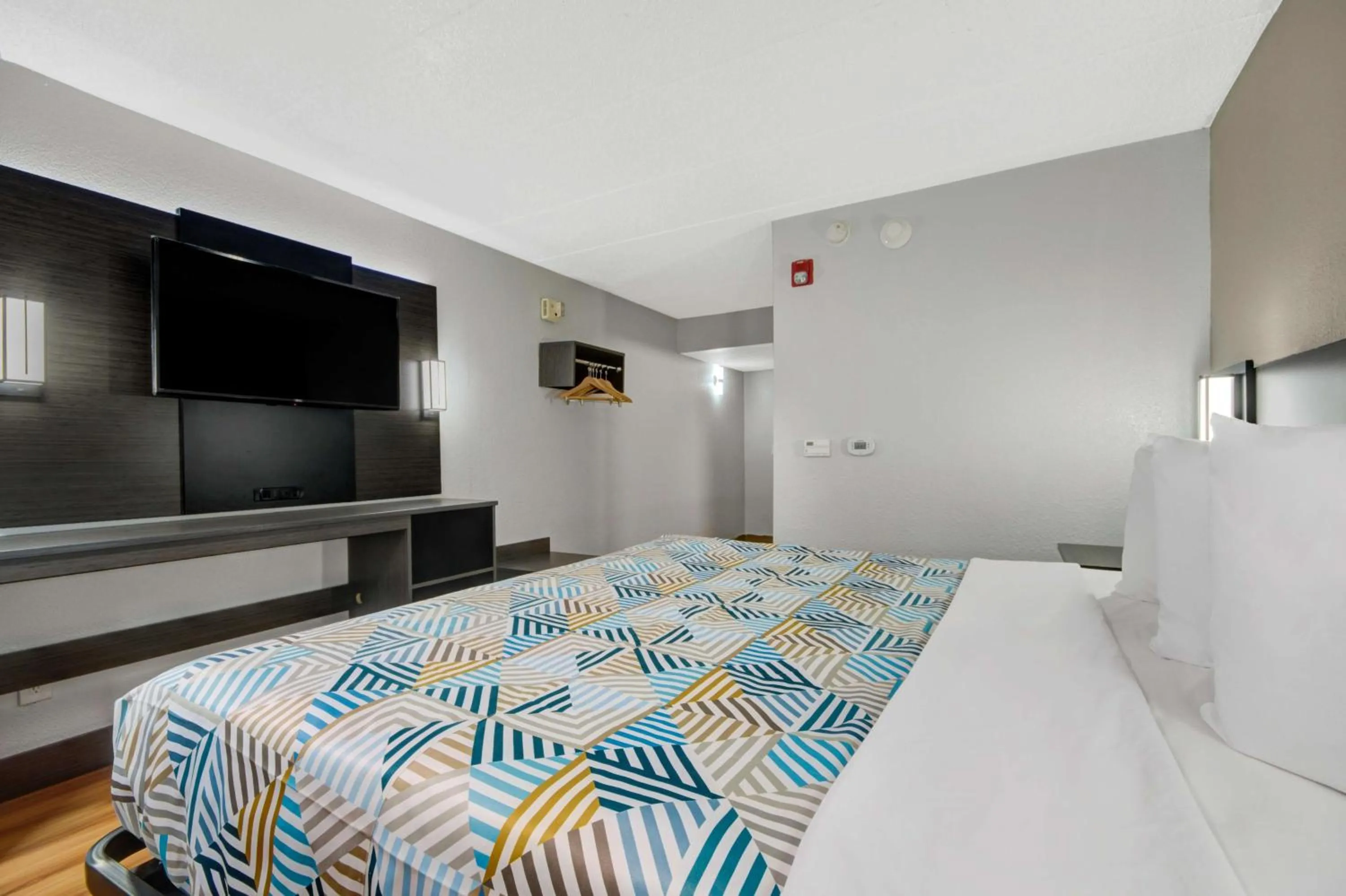 Bedroom, Bed in Motel 6-York, PA - North