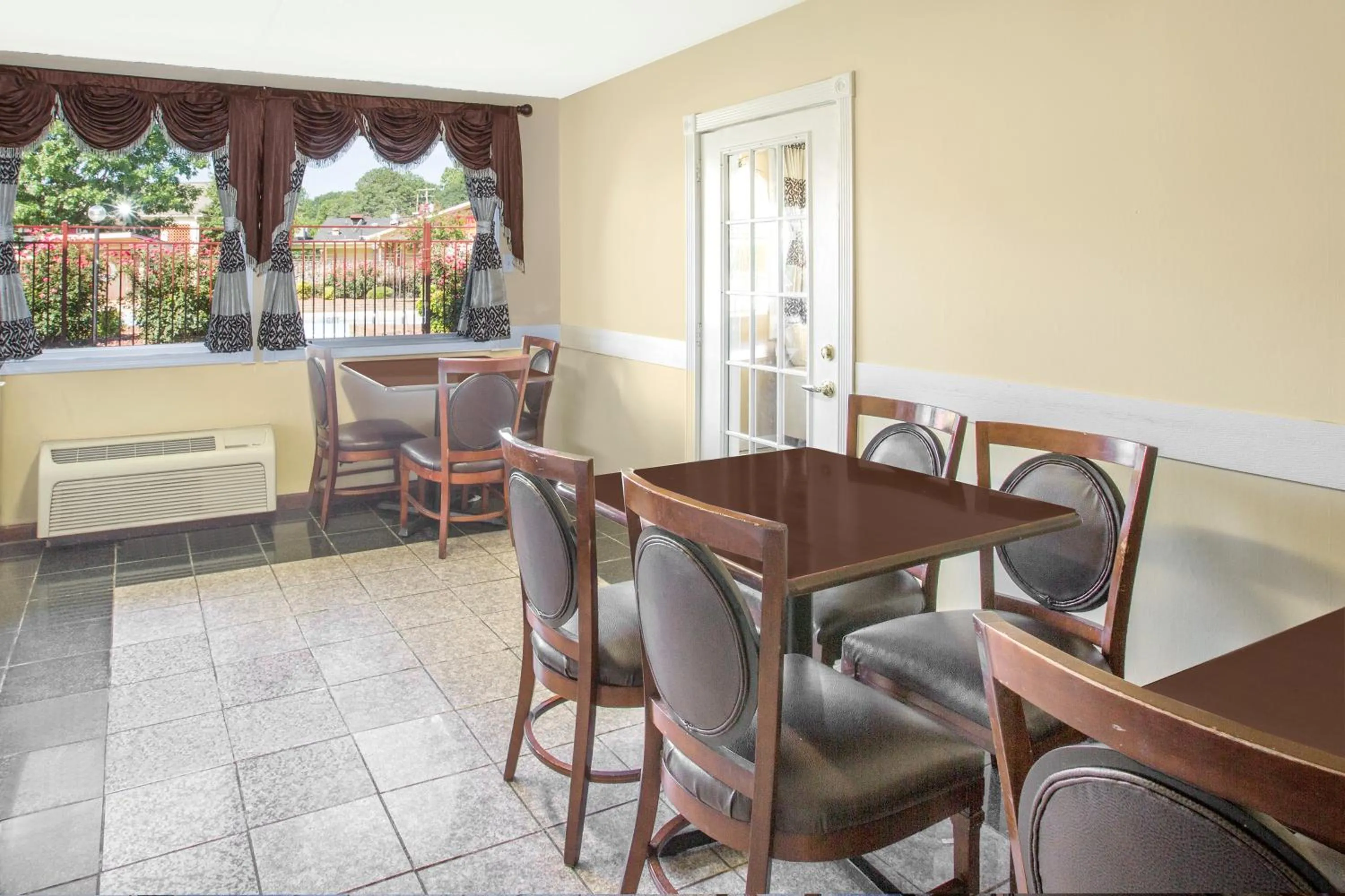 Seating area in Super 8 by Wyndham Jasper