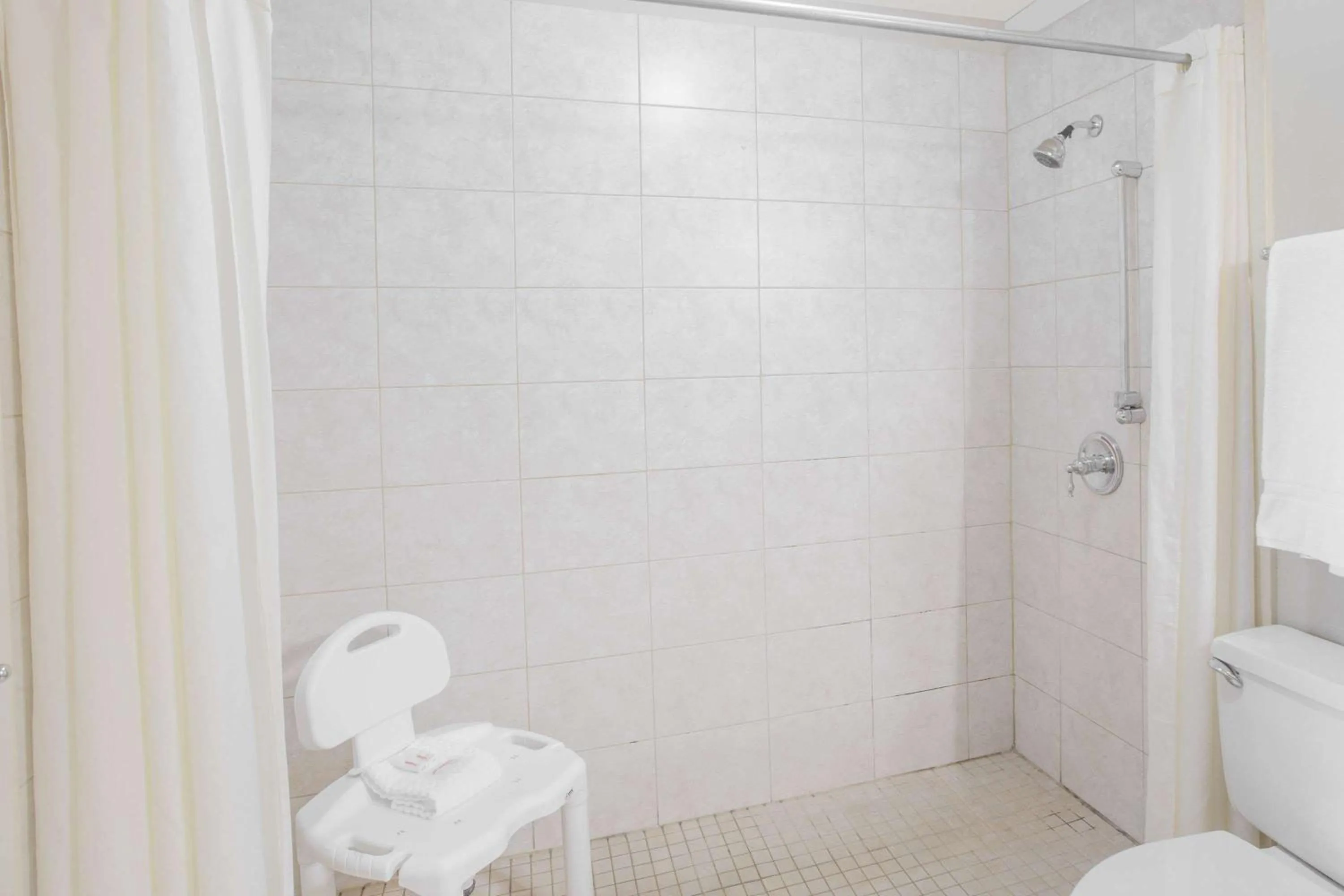 Shower in Super 8 by Wyndham Jasper