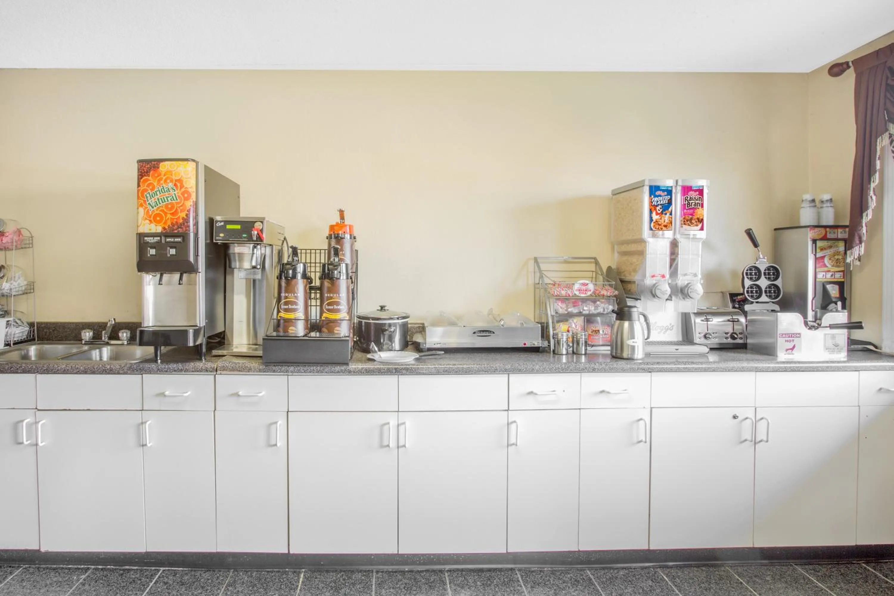 Coffee/tea facilities in Super 8 by Wyndham Jasper