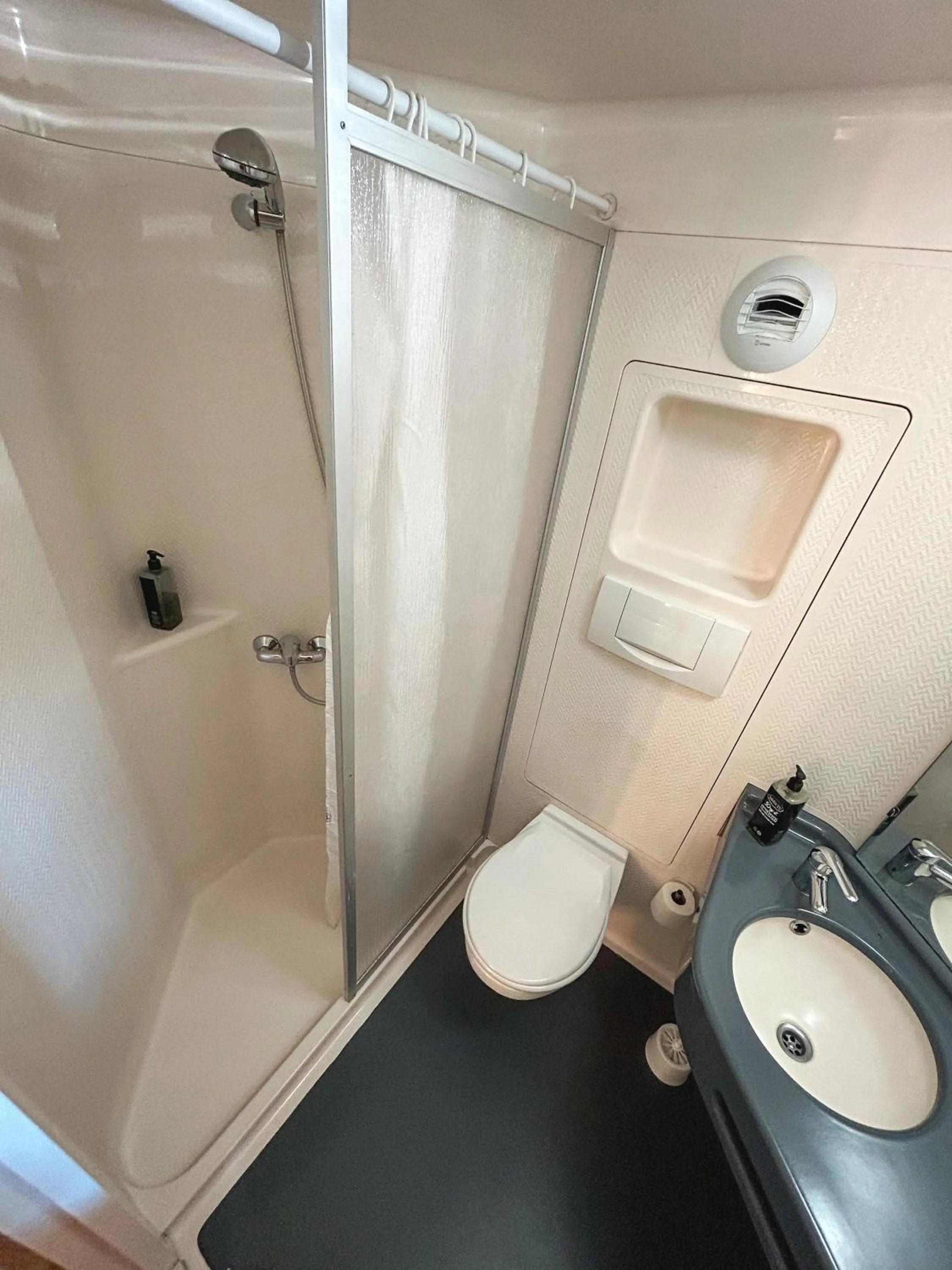 Bathroom in ibis budget Belfort Centre