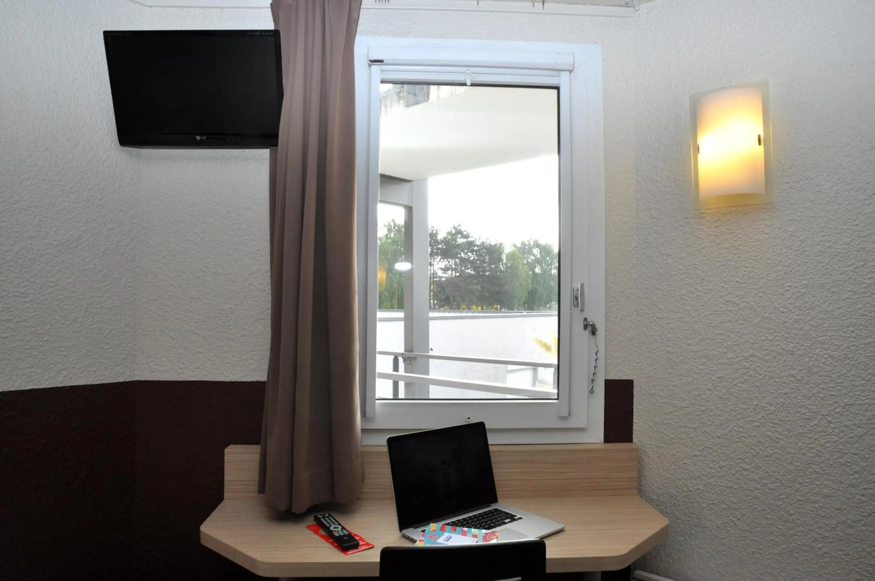 Bedroom in B Hotel Caen Mondeville