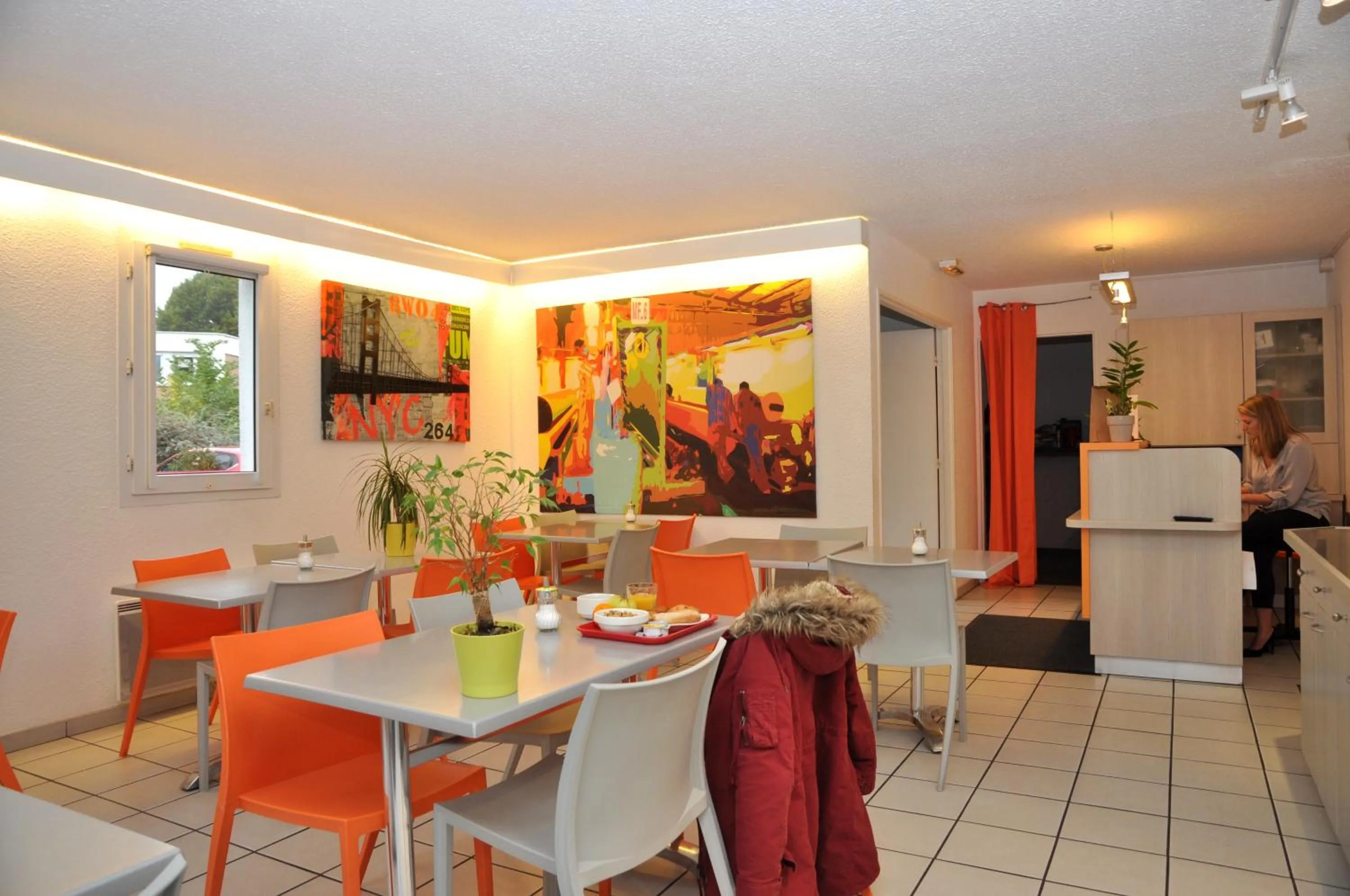 Restaurant/places to eat in B Hotel Caen Mondeville