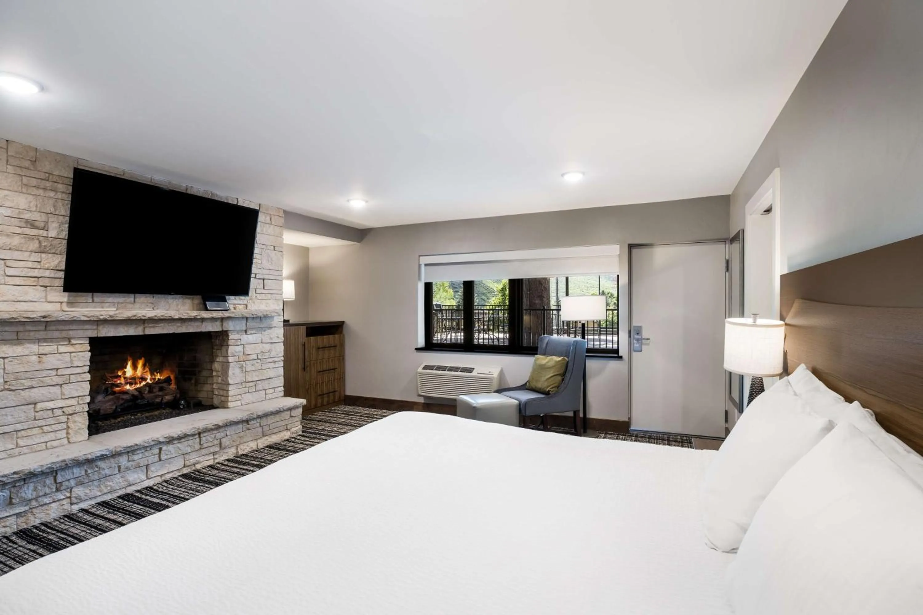 Photo of the whole room, Bed in Best Western Antlers at Glenwood Springs