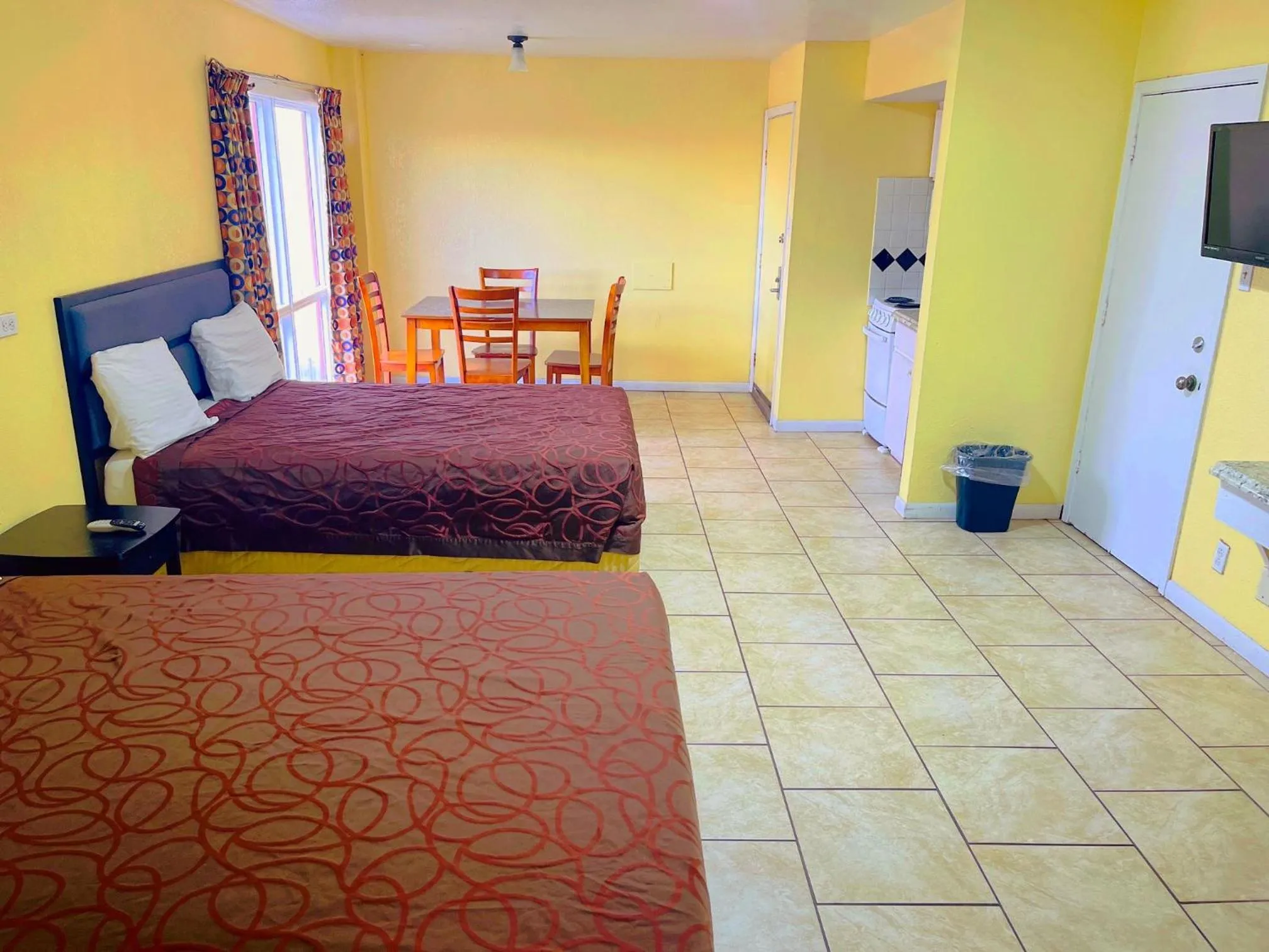 Bed in Sea Shell Inn on the Beach