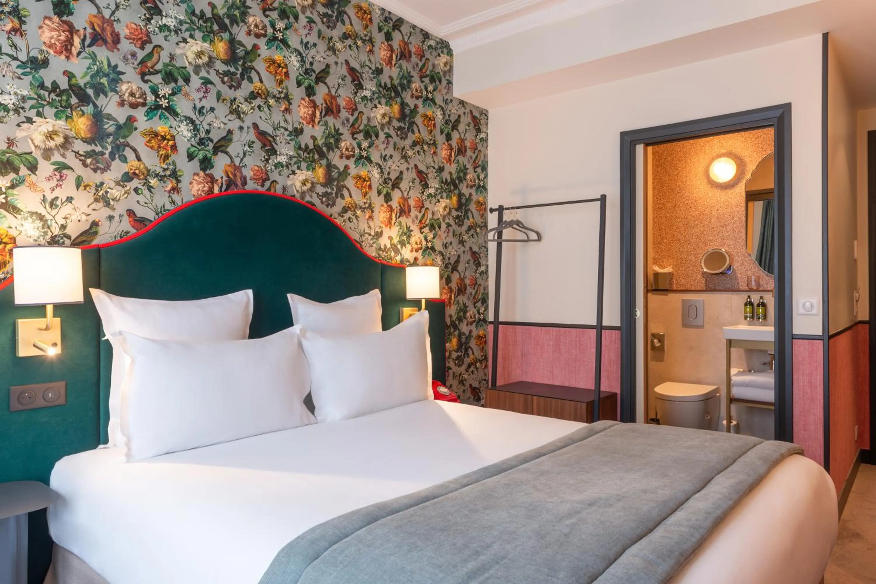 Bedroom, Bed in Hôtel Brittany