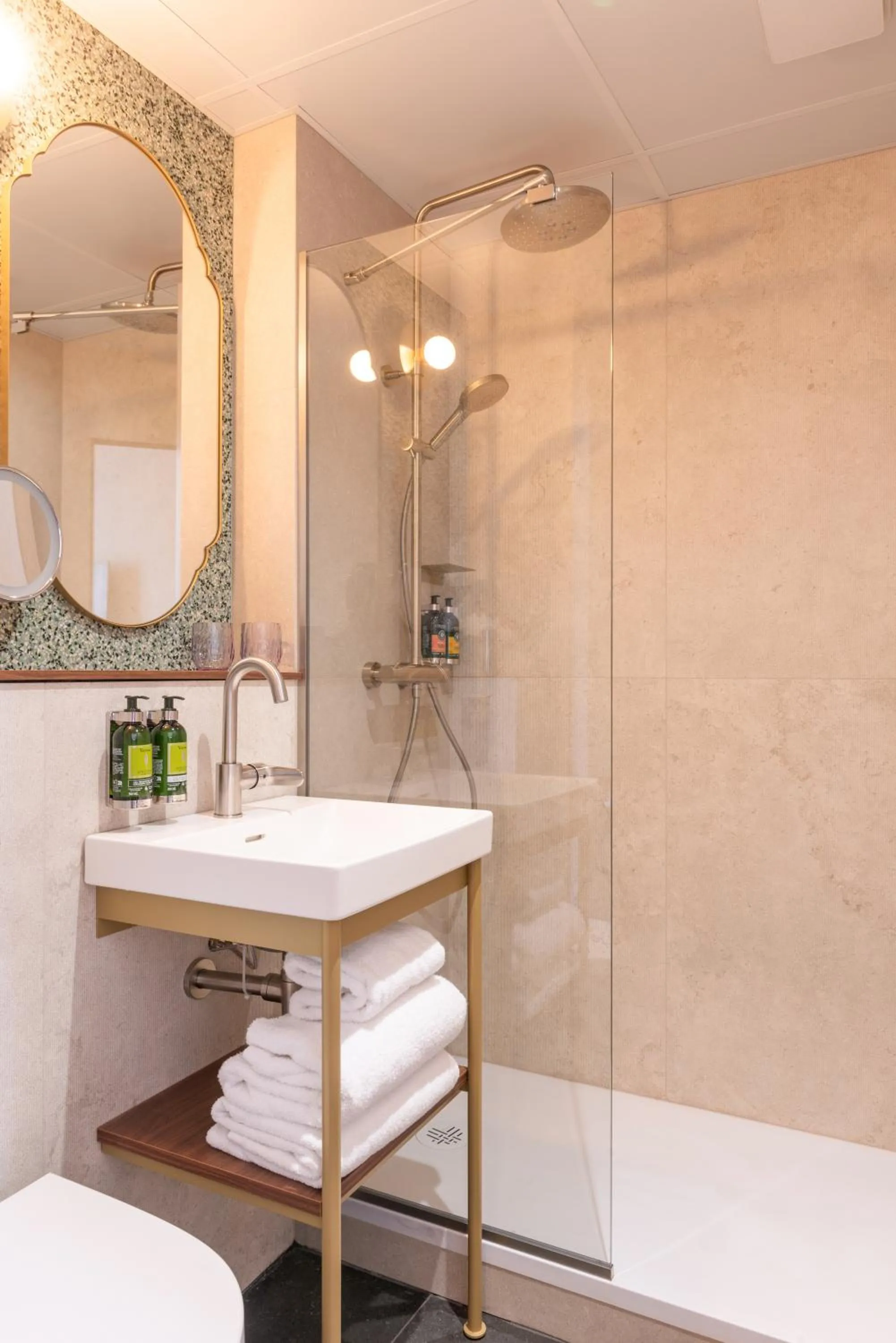 Shower in Hôtel Brittany