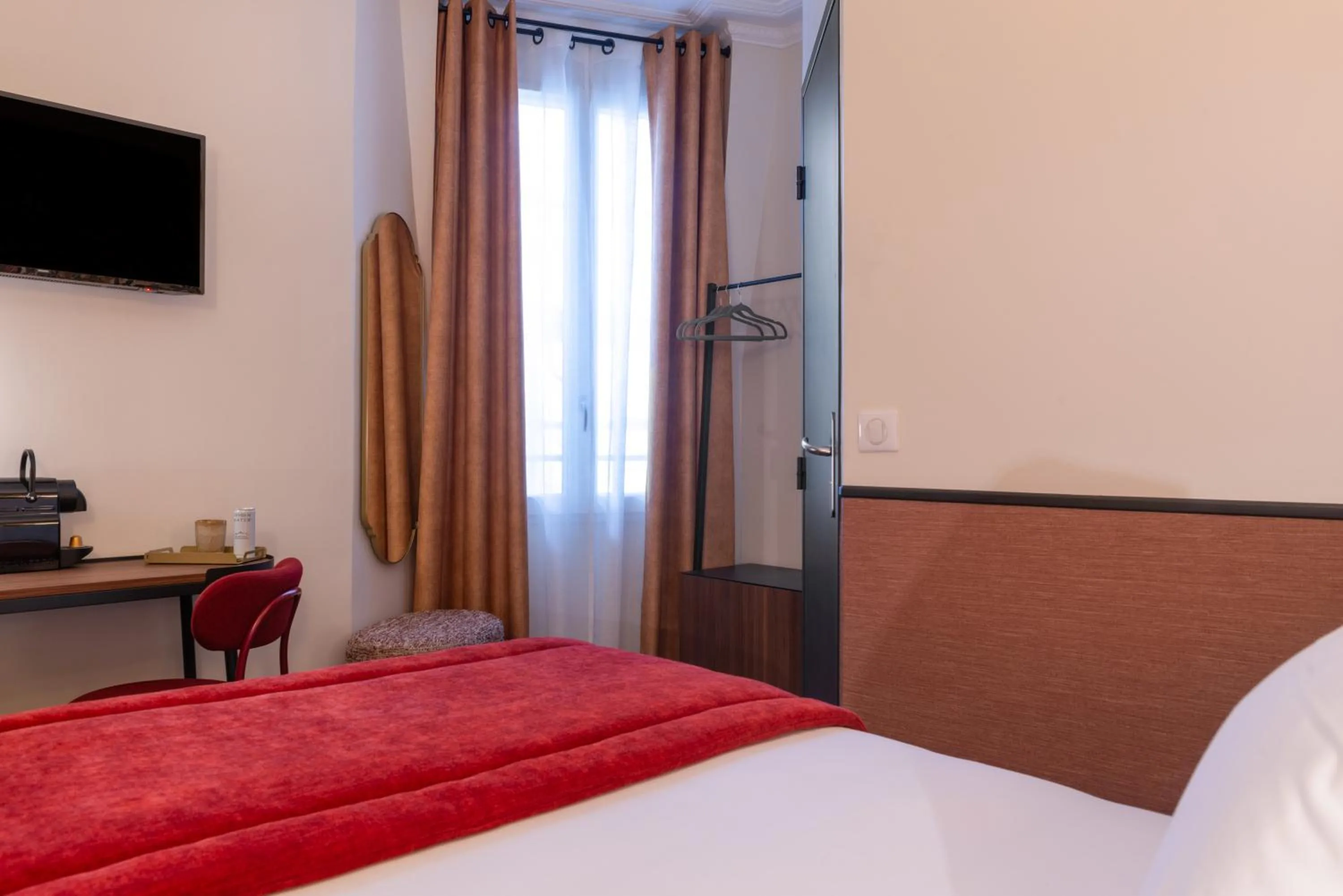 TV and multimedia, Bed in Hôtel Brittany