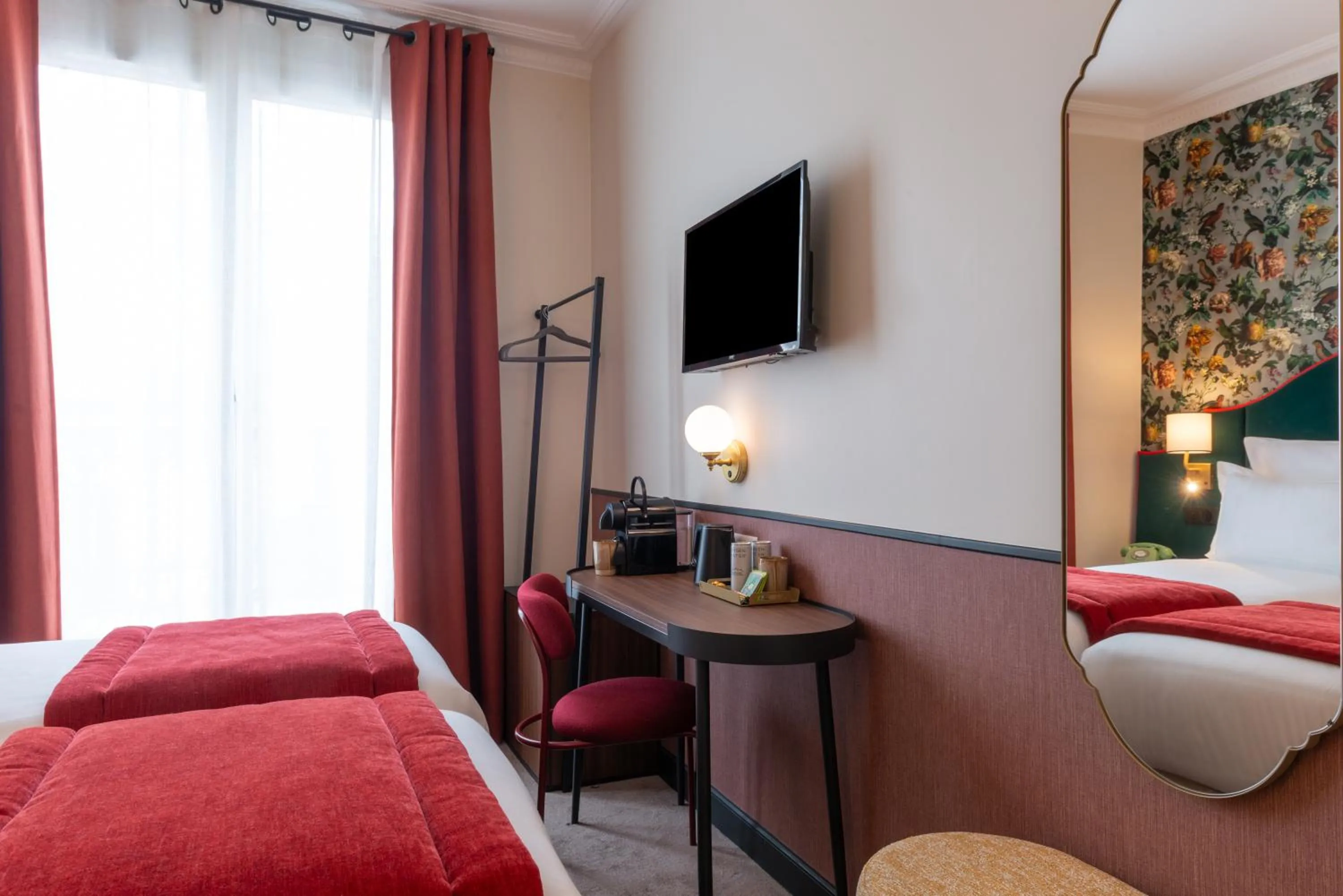 TV and multimedia, Bed in Hôtel Brittany