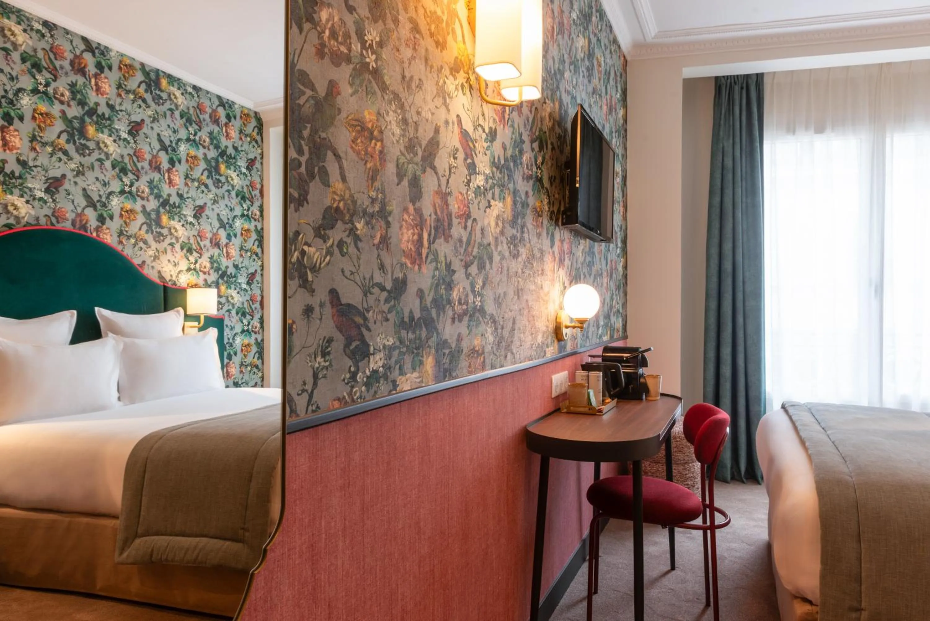 TV and multimedia, Bed in Hôtel Brittany