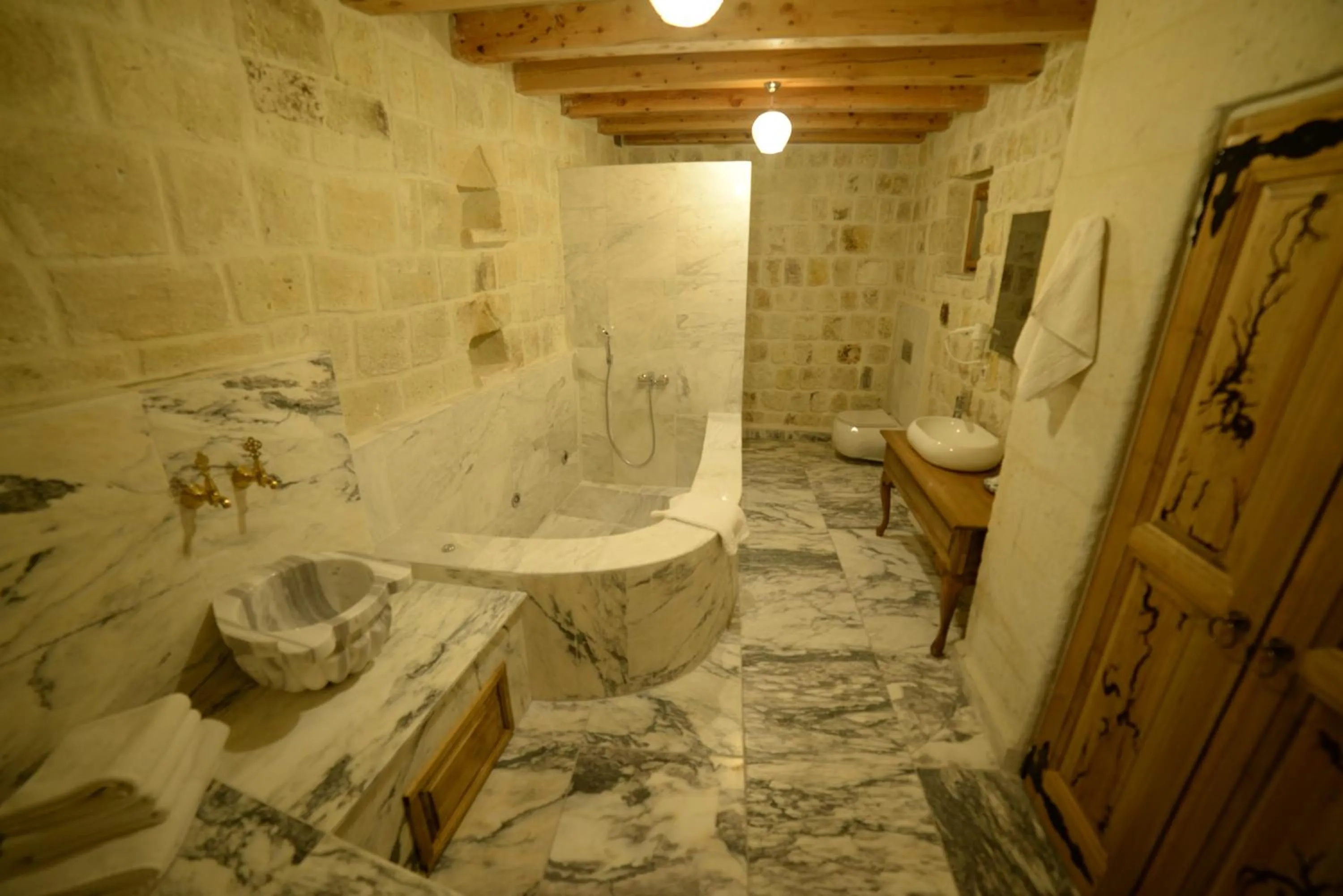 Shower in Crassus Cave Hotel