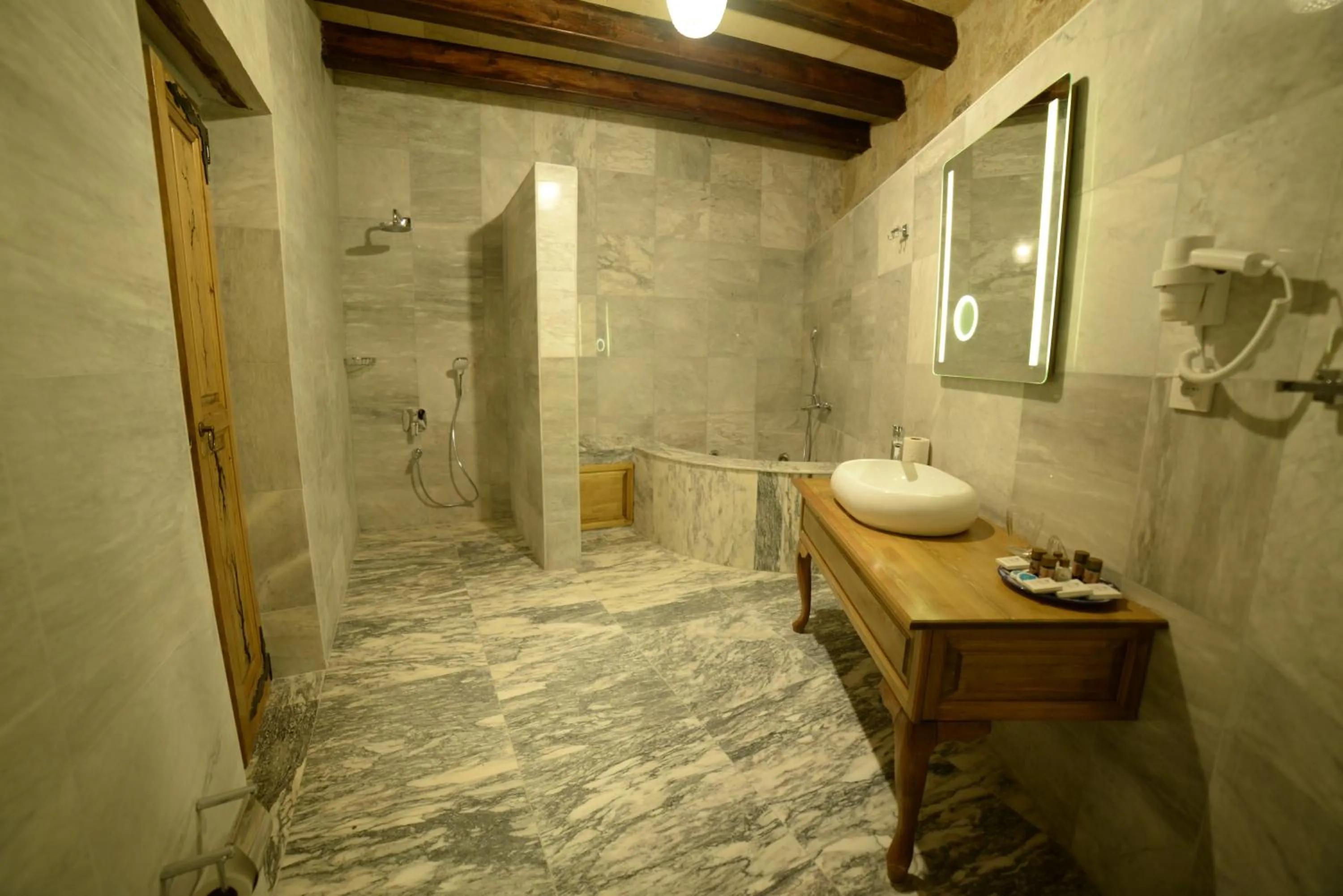 Shower in Crassus Cave Hotel