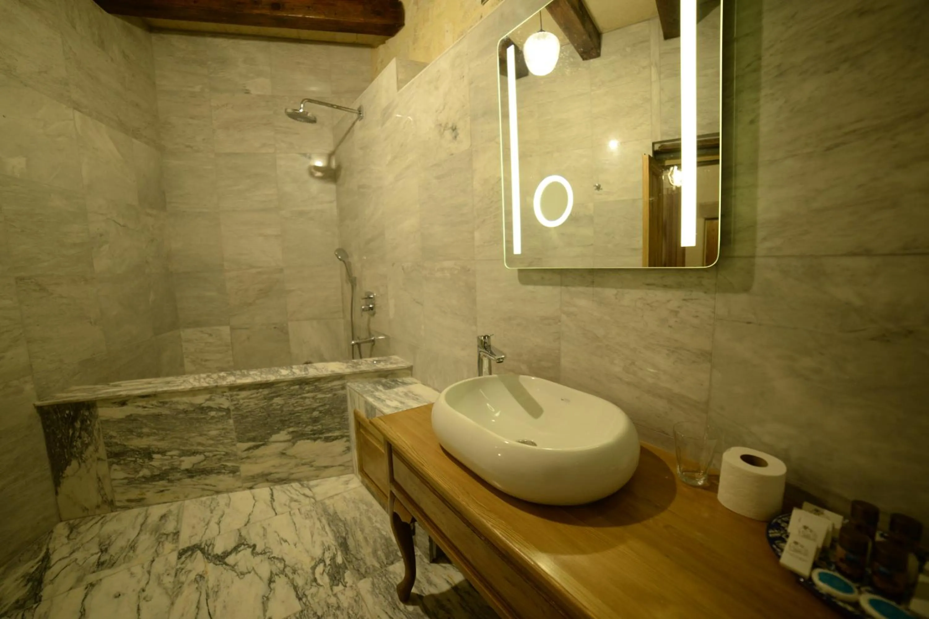 Shower in Crassus Cave Hotel