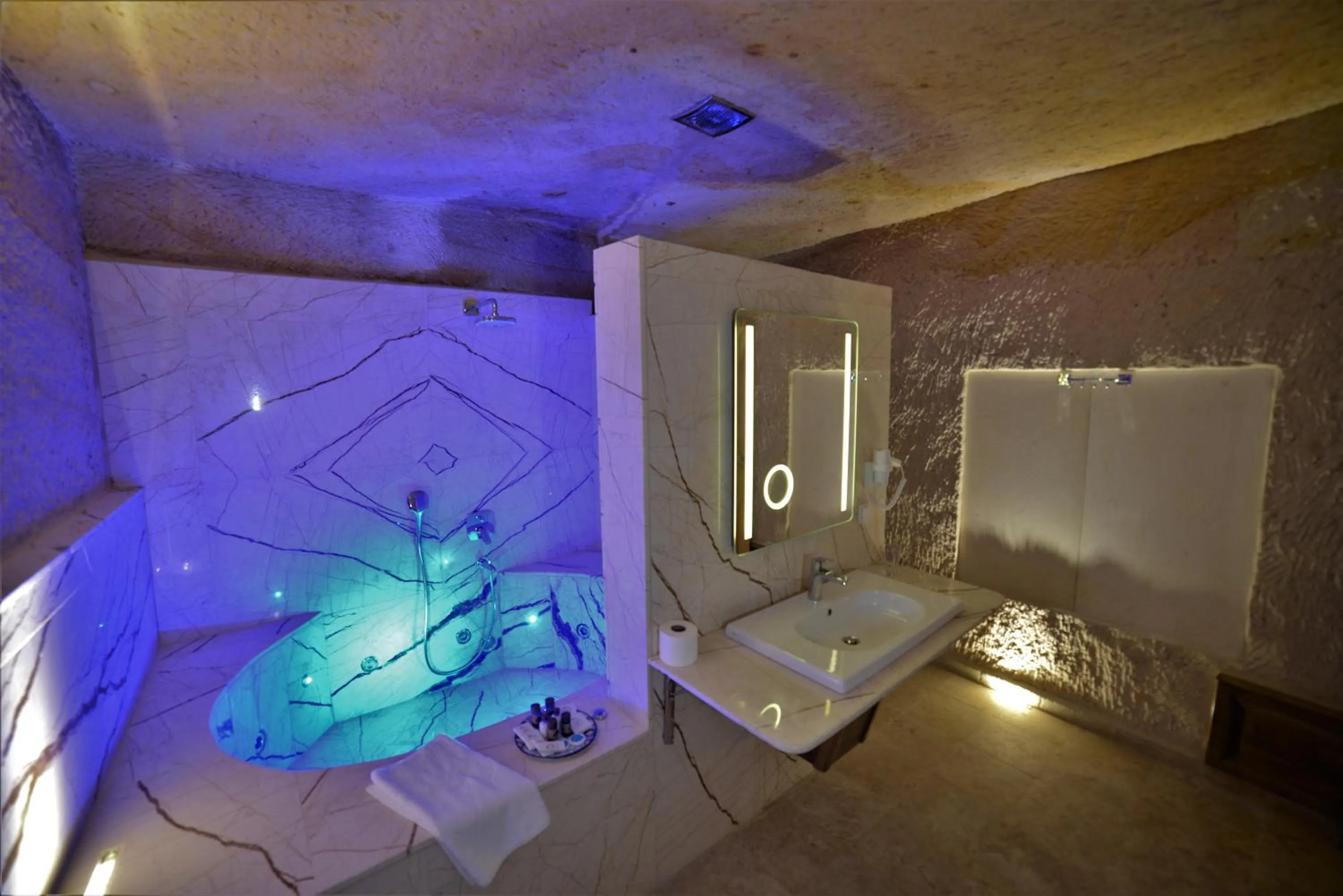Shower in Crassus Cave Hotel