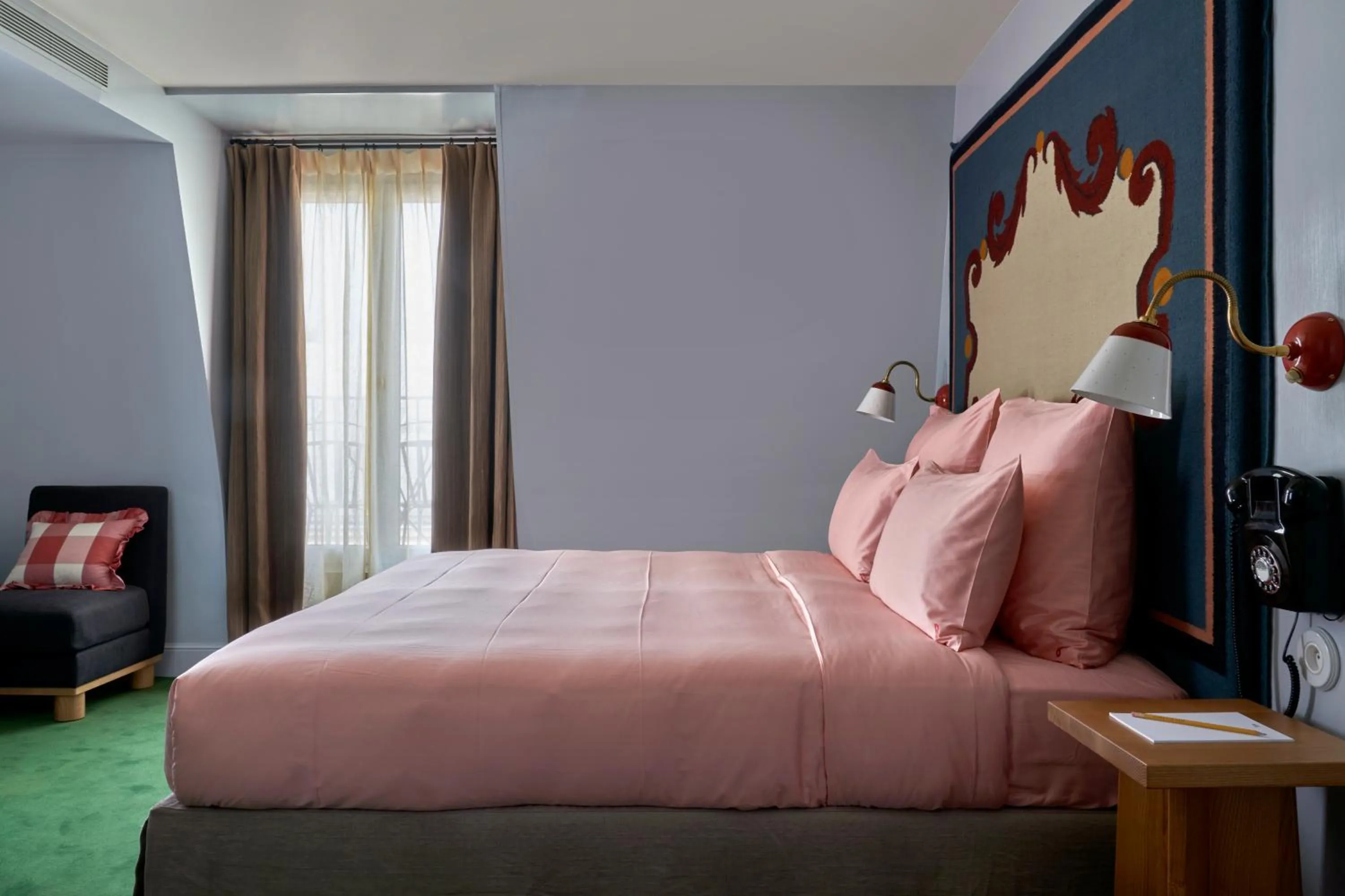 Photo of the whole room, Bed in Hôtel de La Boétie