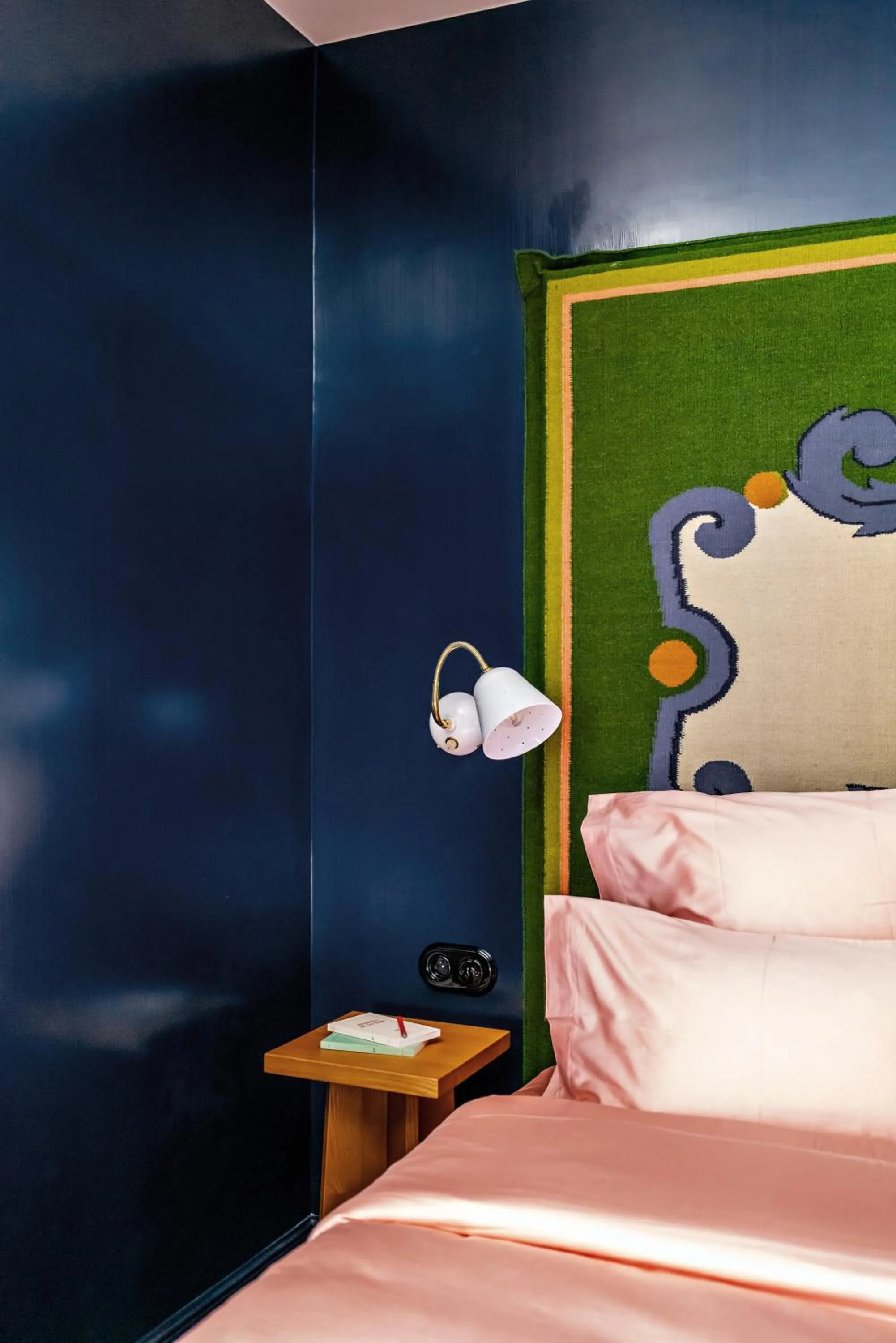 Bed in Hôtel de La Boétie