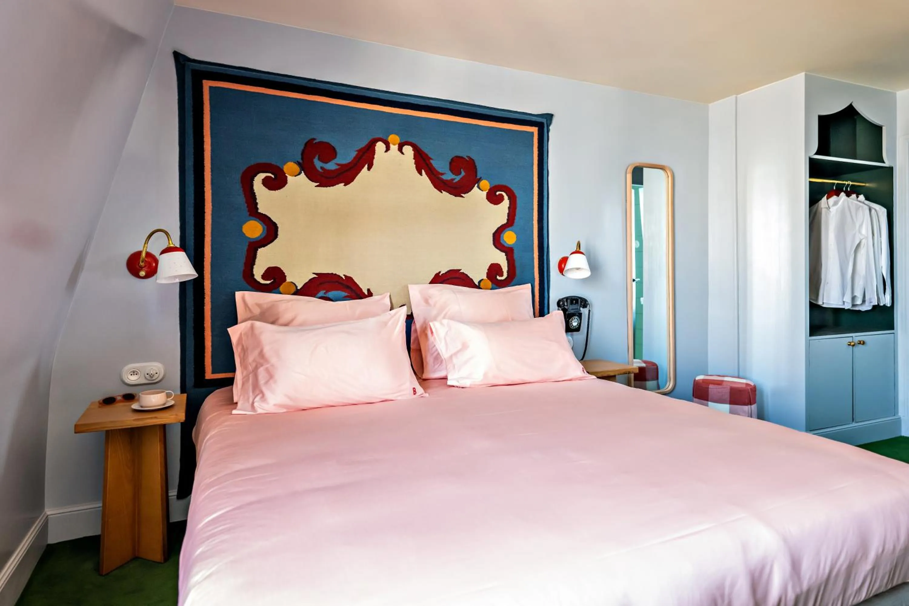 Bed in Hôtel de La Boétie