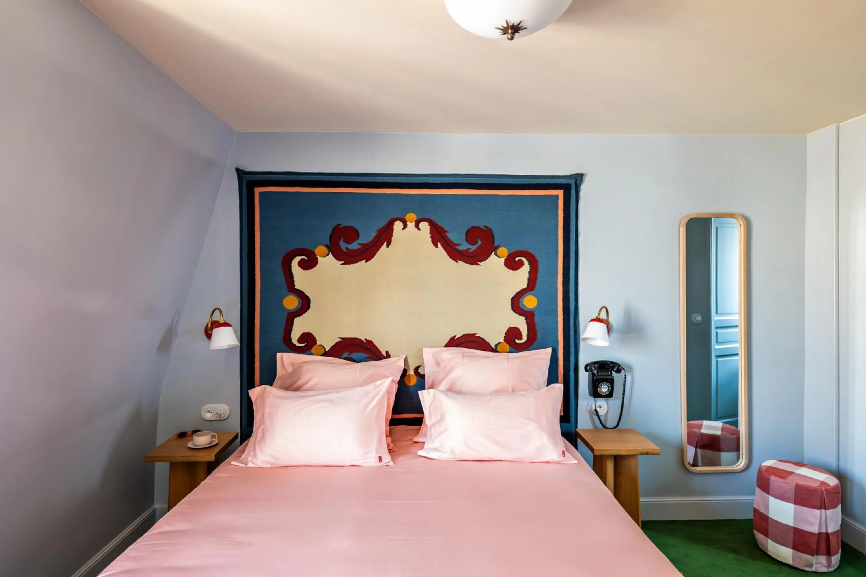 Bed in Hôtel de La Boétie