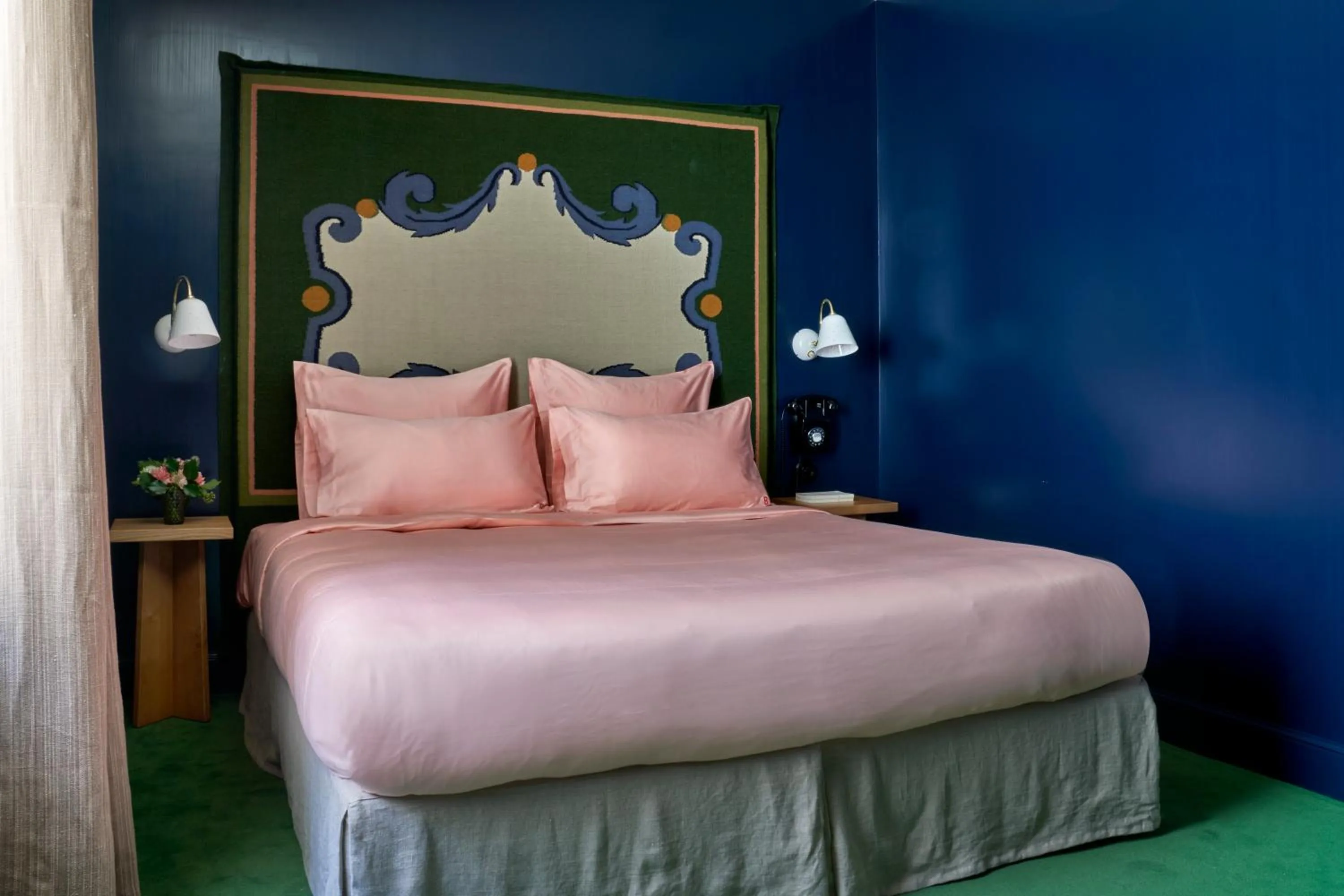 Bed in Hôtel de La Boétie