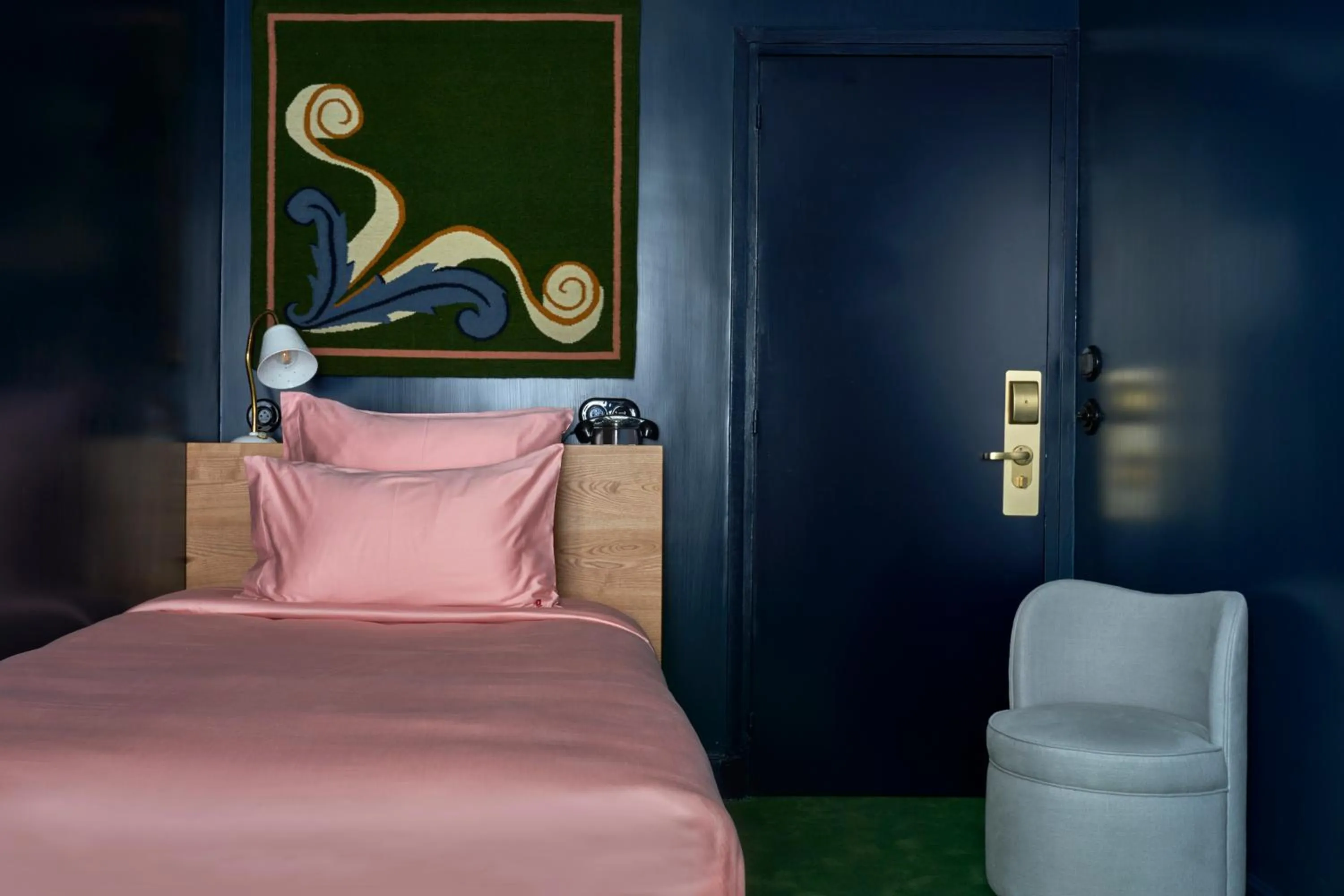 Bed in Hôtel de La Boétie