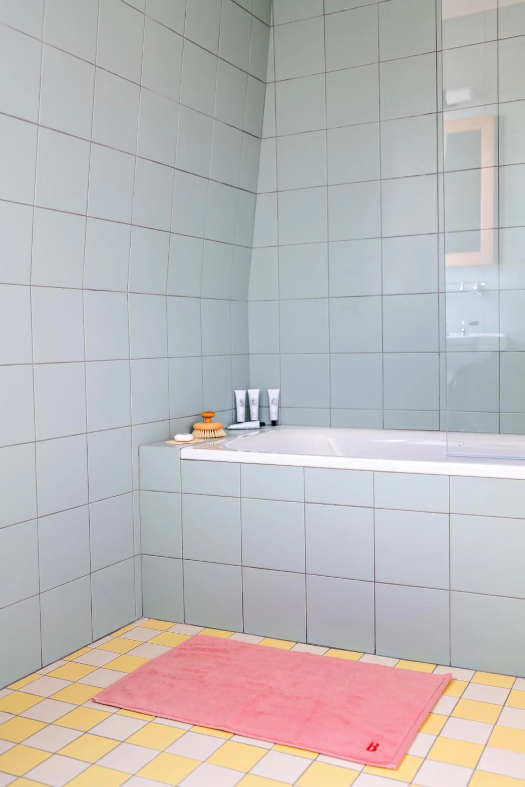 Bath in Hôtel de La Boétie