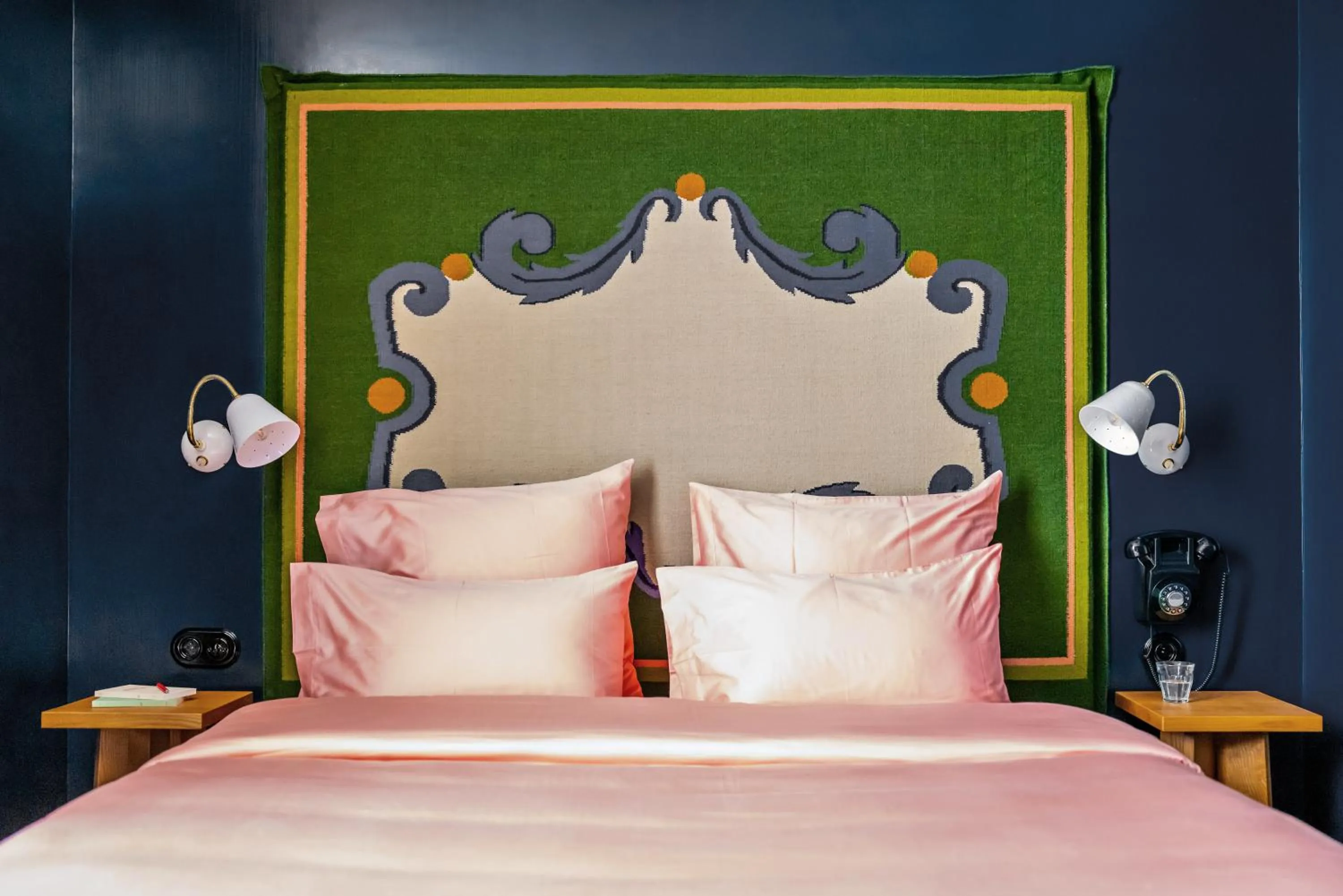 Bed in Hôtel de La Boétie