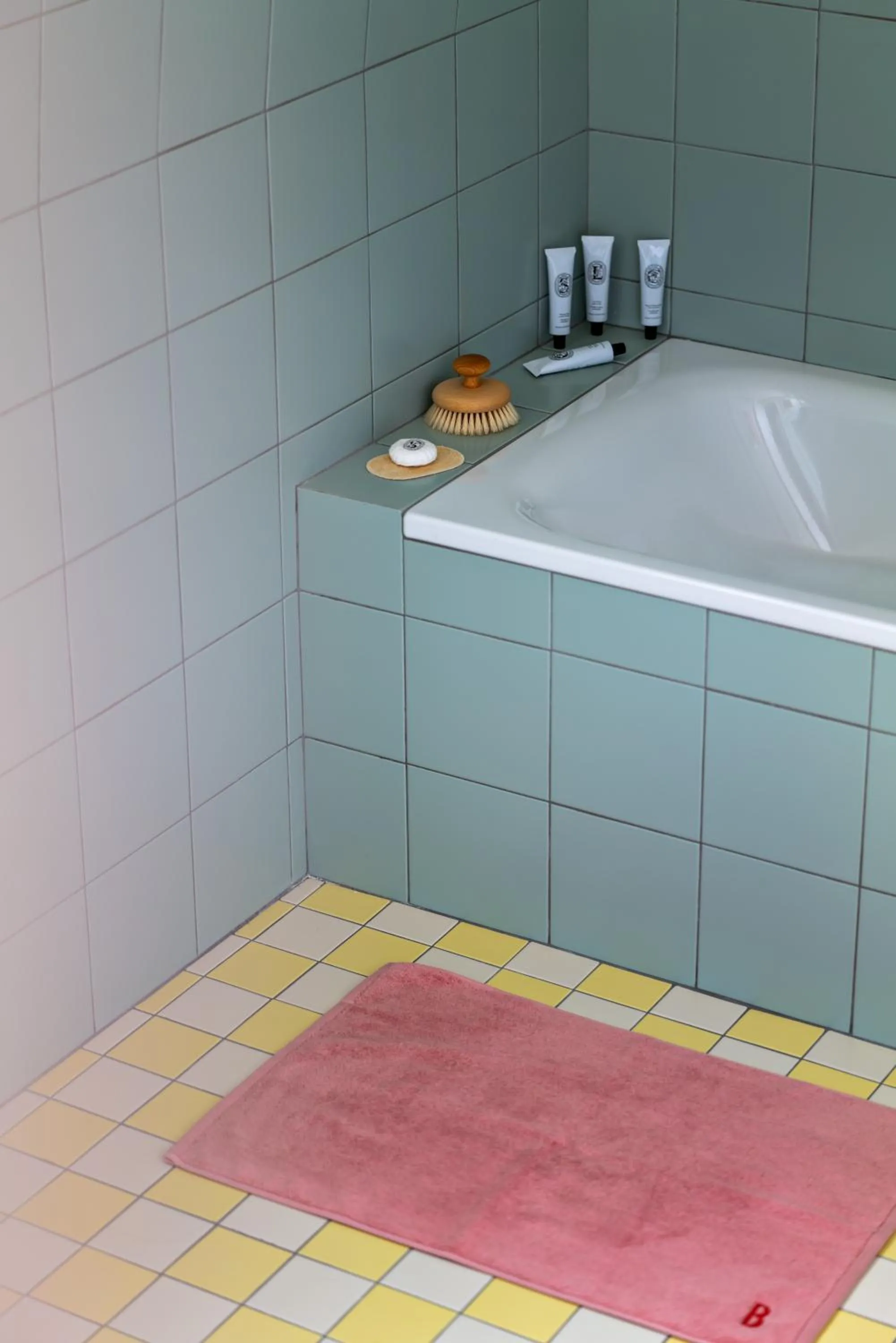 Bath in Hôtel de La Boétie