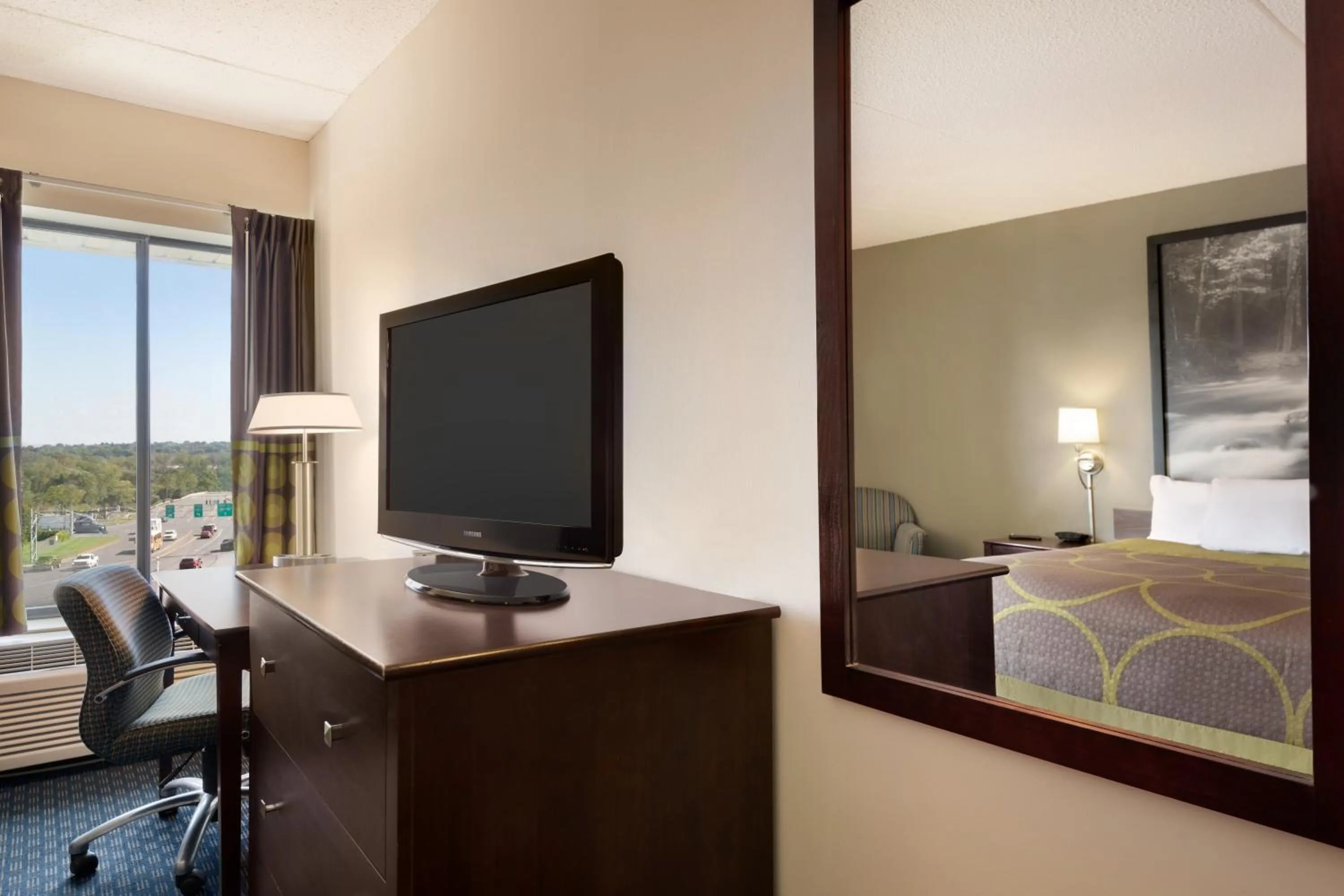 TV and multimedia in Super 8 by Wyndham Liverpool/Syracuse North Airport