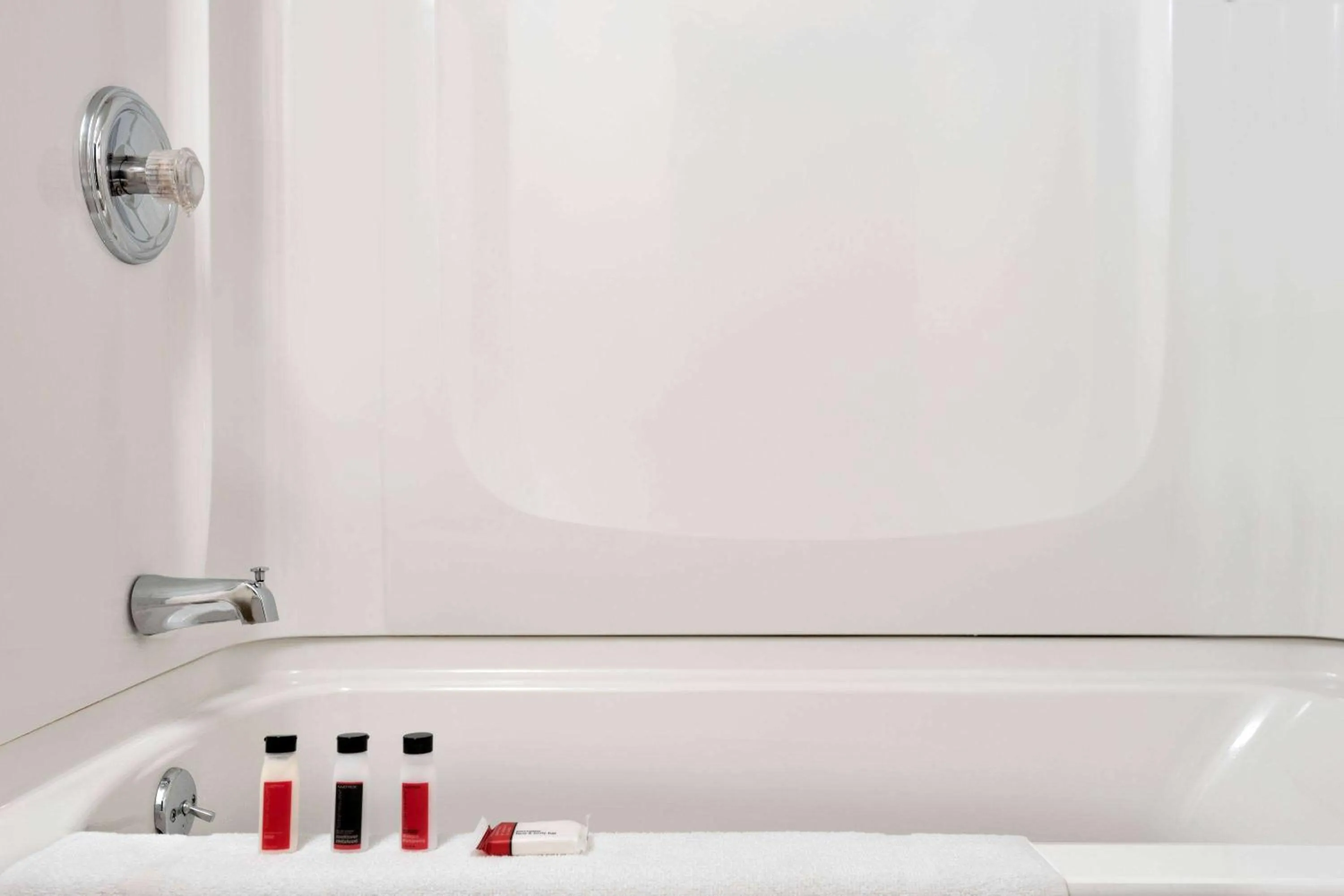 Bathroom in Super 8 by Wyndham Liverpool/Syracuse North Airport