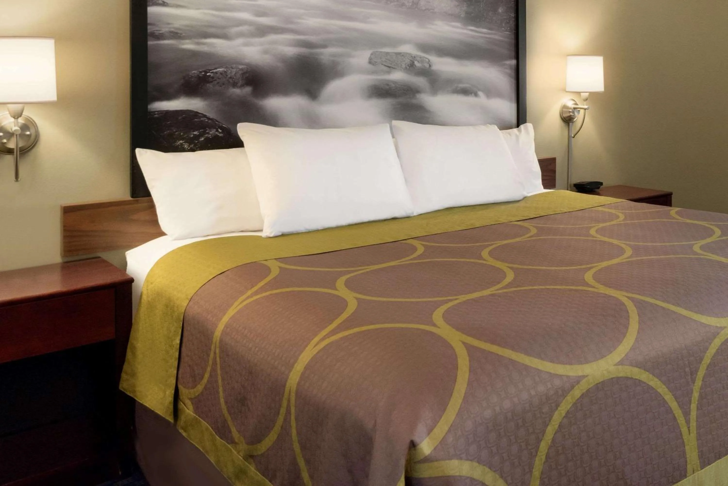 Photo of the whole room, Bed in Super 8 by Wyndham Liverpool/Syracuse North Airport