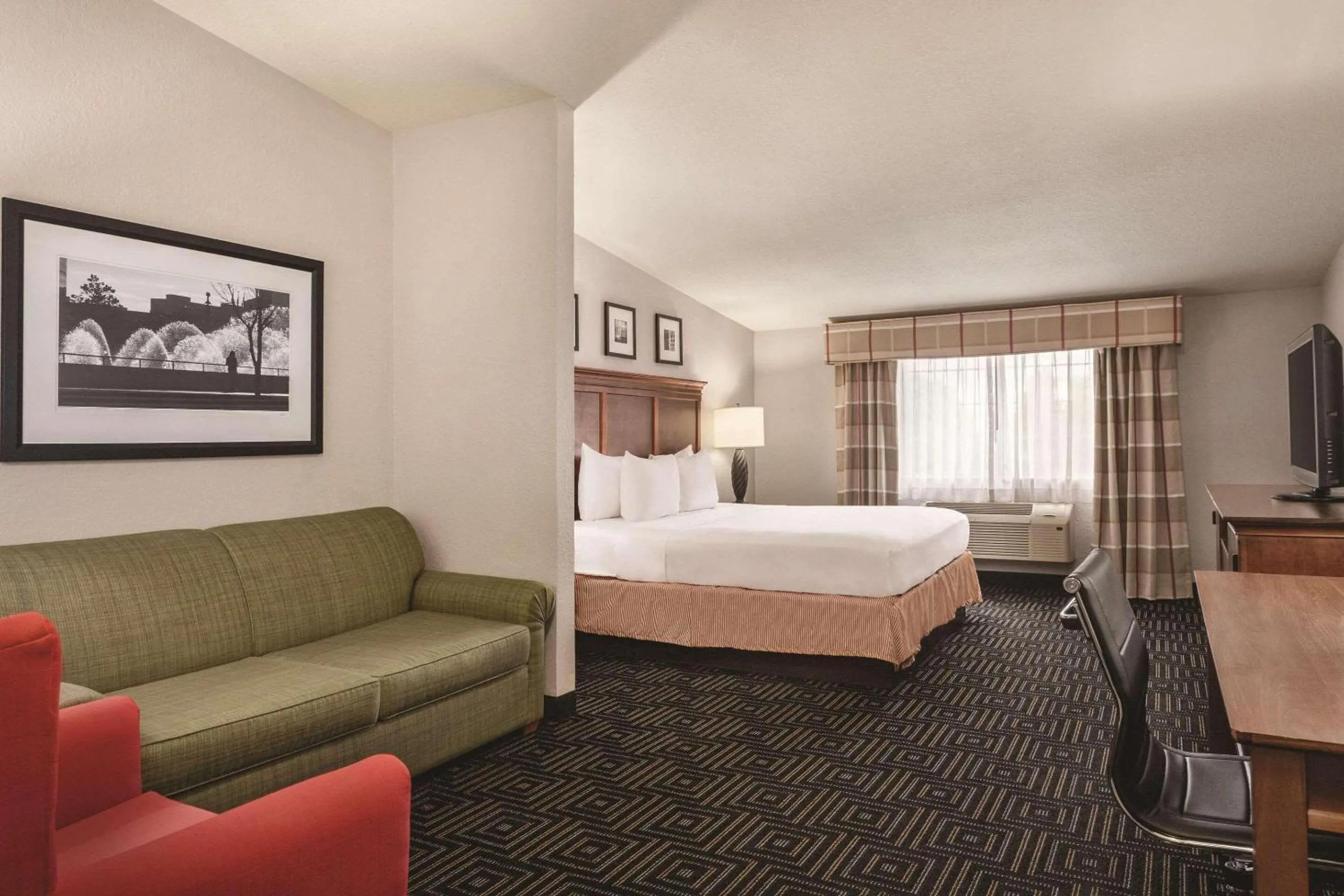 Bedroom, Bed in Country Inn & Suites by Radisson, Woodbury, MN