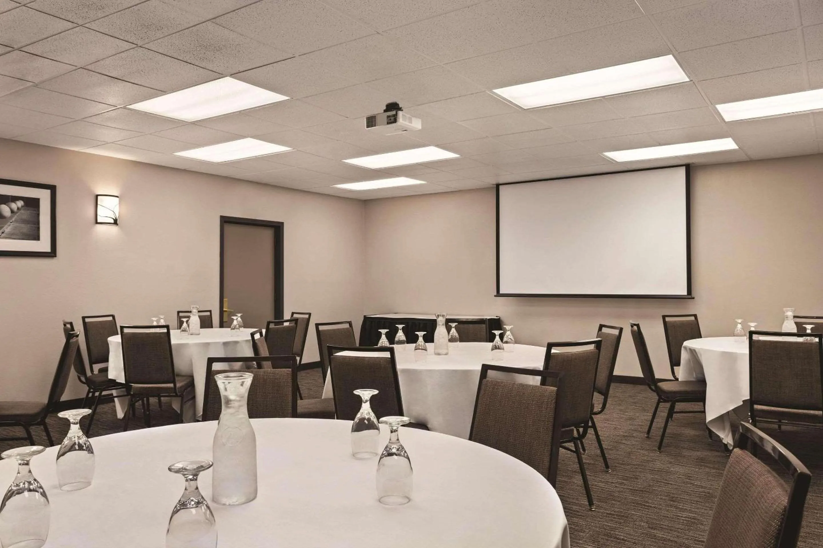Meeting/conference room in Country Inn & Suites by Radisson, Woodbury, MN