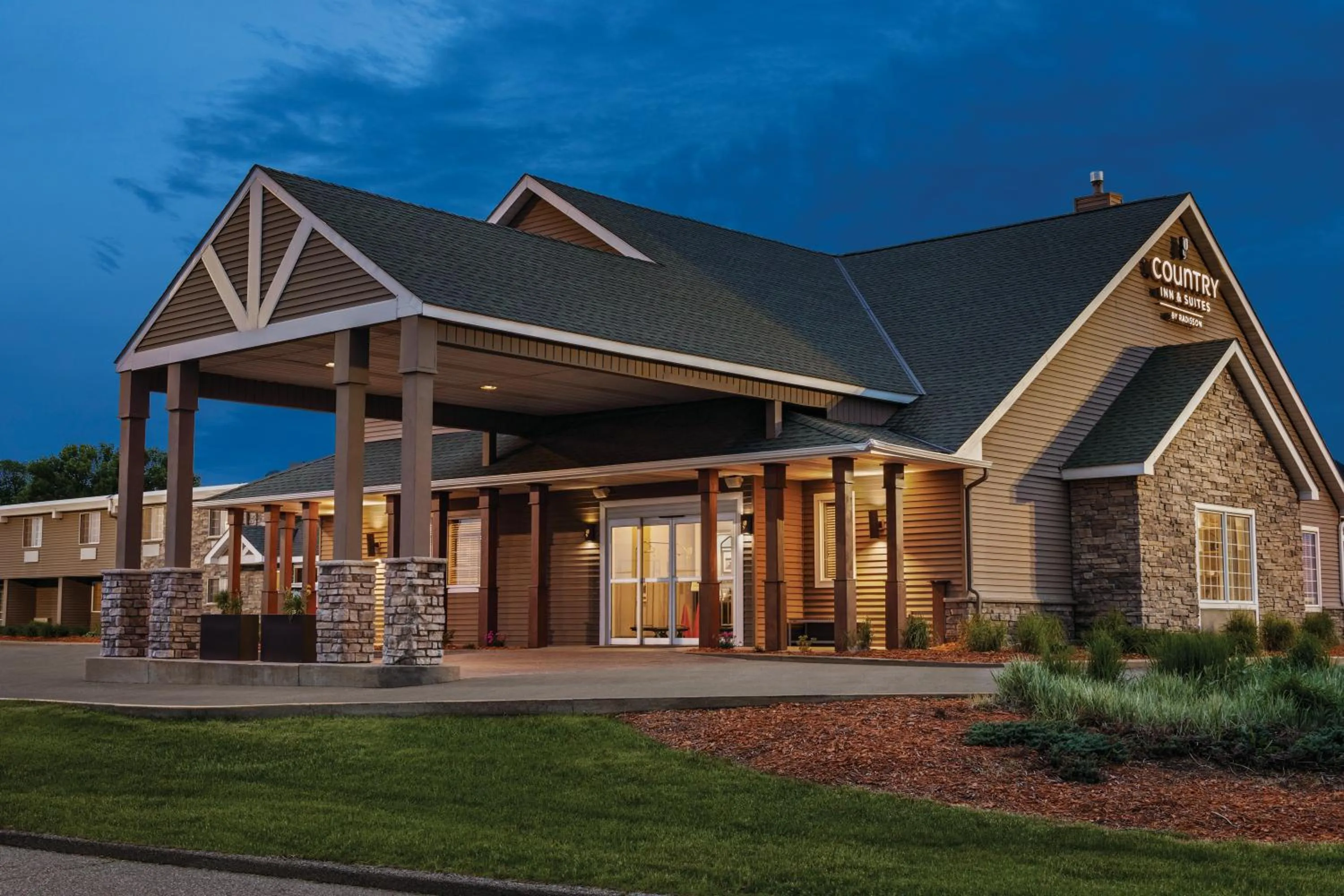 Property building in Country Inn & Suites by Radisson, Woodbury, MN