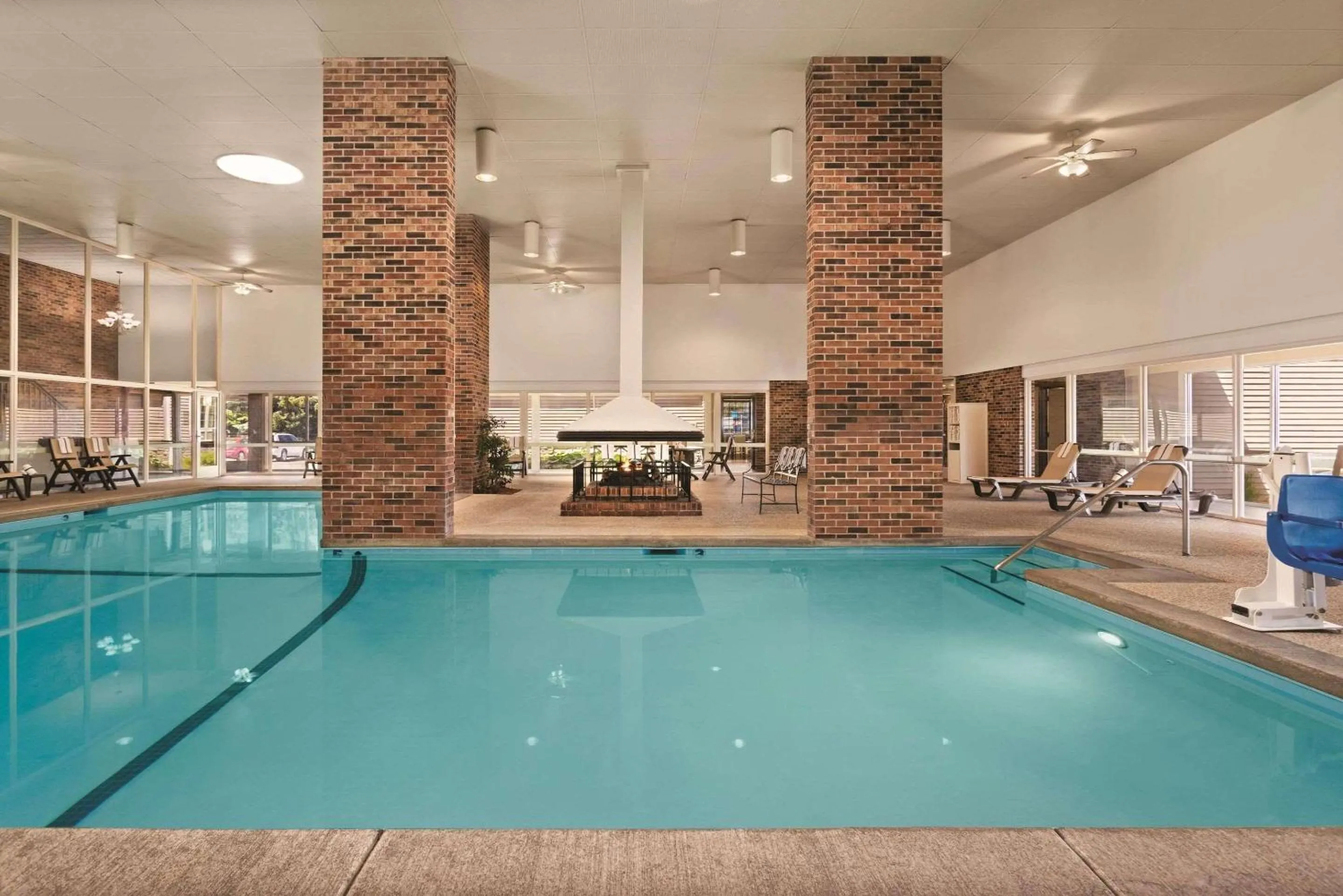 Swimming pool in Country Inn & Suites by Radisson, Woodbury, MN